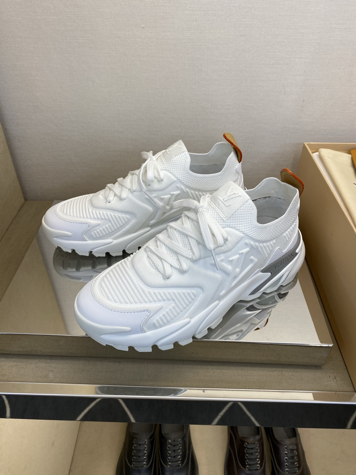 ⚠️【LO *V】⚠️高品质，顶尖工艺品⚠️男士时尚运动鞋⚠️正码：39－44(5 －10)⚠️经典简约