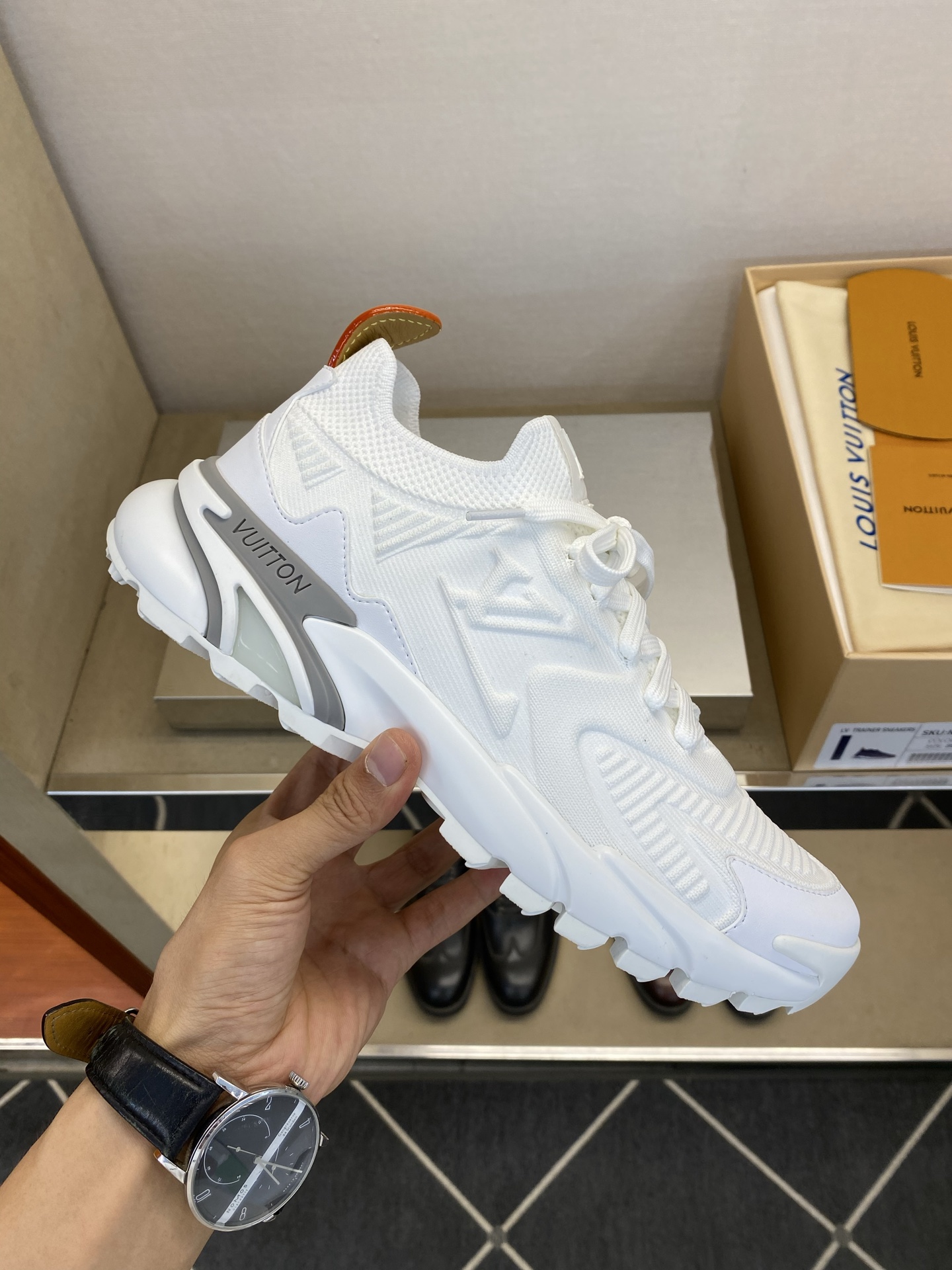 ⚠️【LO *V】⚠️高品质，顶尖工艺品⚠️男士时尚运动鞋⚠️正码：39－44(5 －10)⚠️经典简约