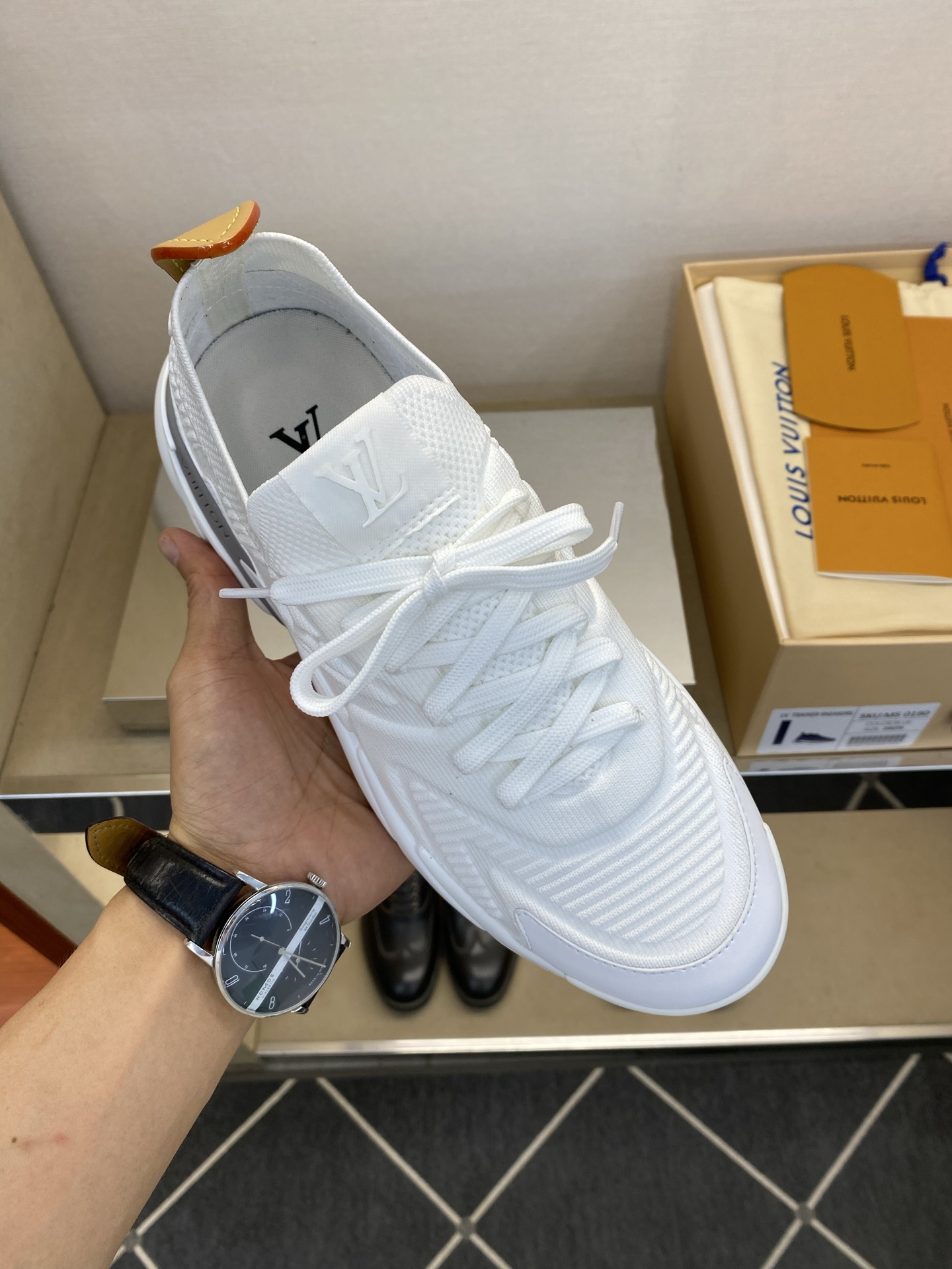 ⚠️【LO *V】⚠️高品质，顶尖工艺品⚠️男士时尚运动鞋⚠️正码：39－44(5 －10)⚠️经典简约