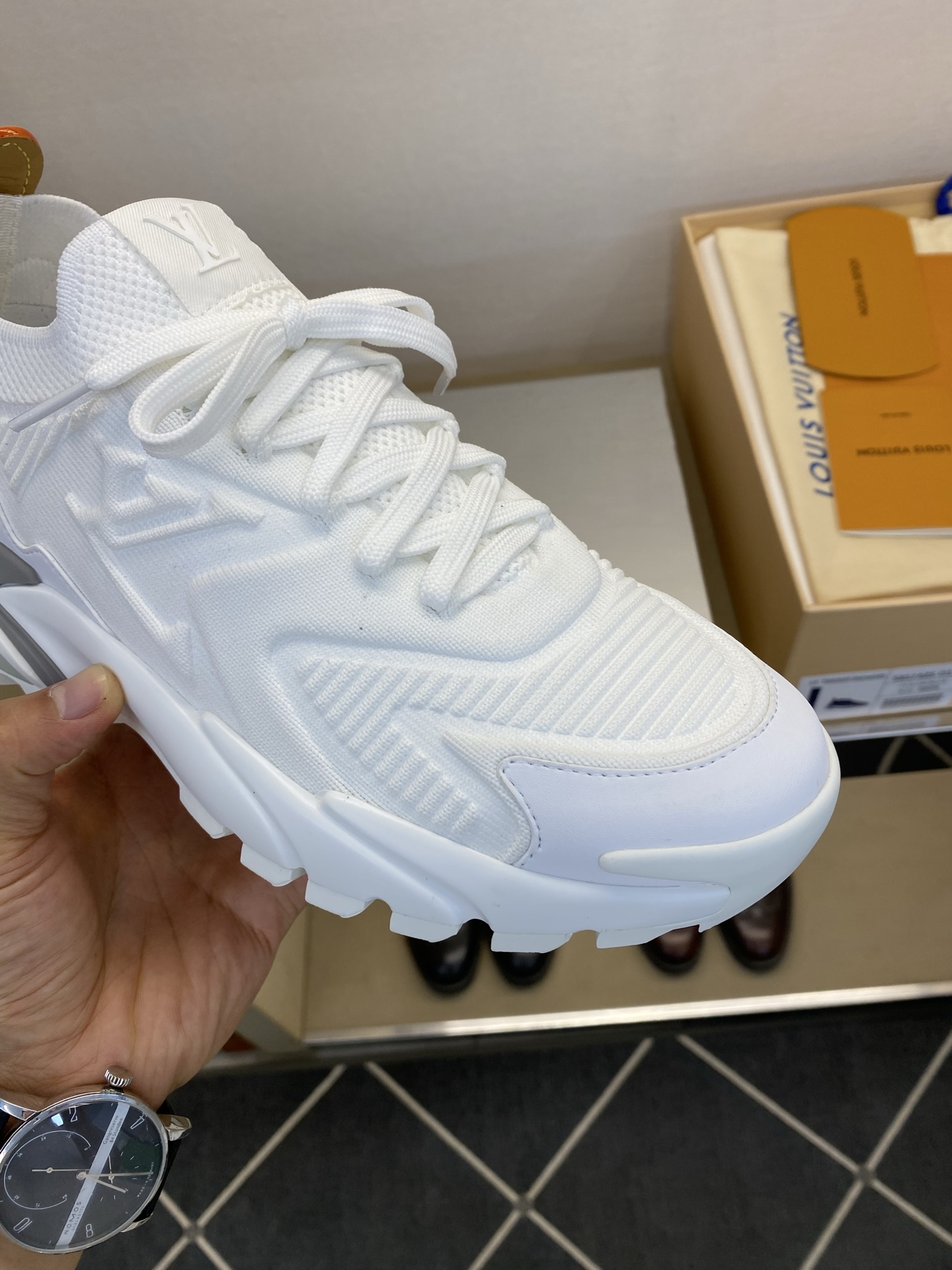 ⚠️【LO *V】⚠️高品质，顶尖工艺品⚠️男士时尚运动鞋⚠️正码：39－44(5 －10)⚠️经典简约