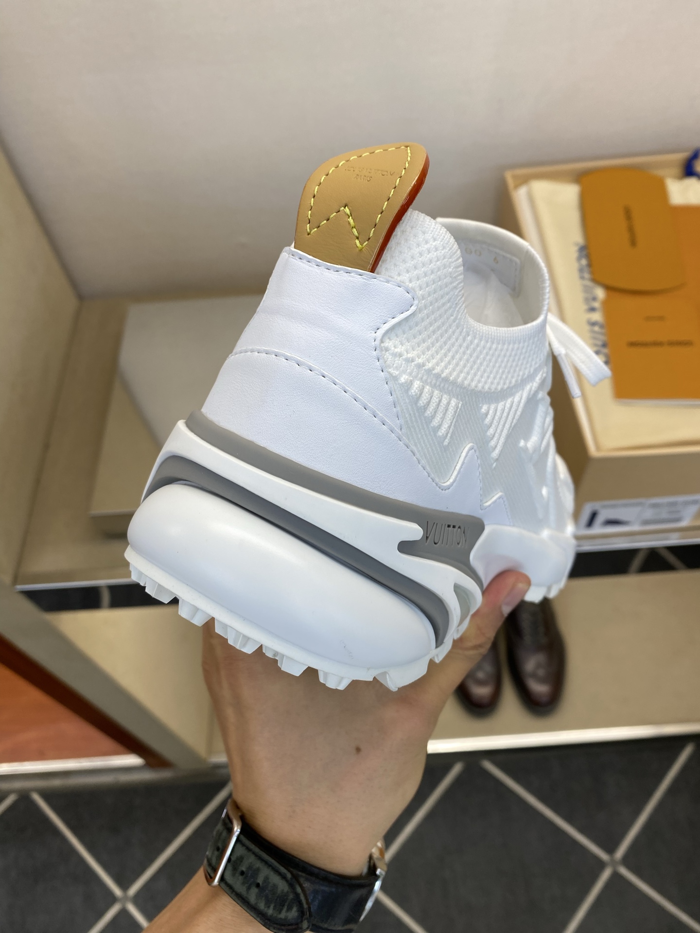 ⚠️【LO *V】⚠️高品质，顶尖工艺品⚠️男士时尚运动鞋⚠️正码：39－44(5 －10)⚠️经典简约
