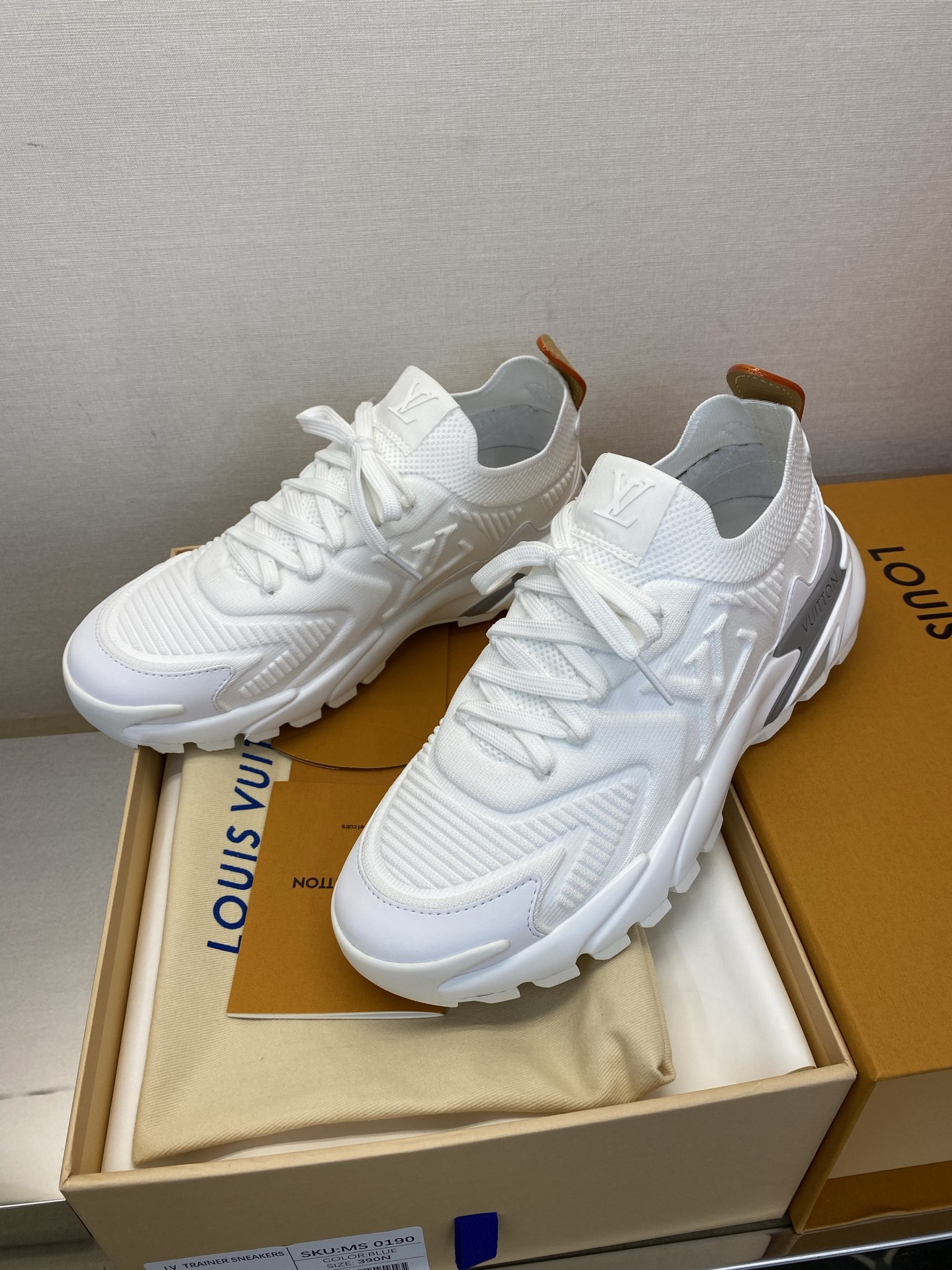 ⚠️【LO *V】⚠️高品质，顶尖工艺品⚠️男士时尚运动鞋⚠️正码：39－44(5 －10)⚠️经典简约