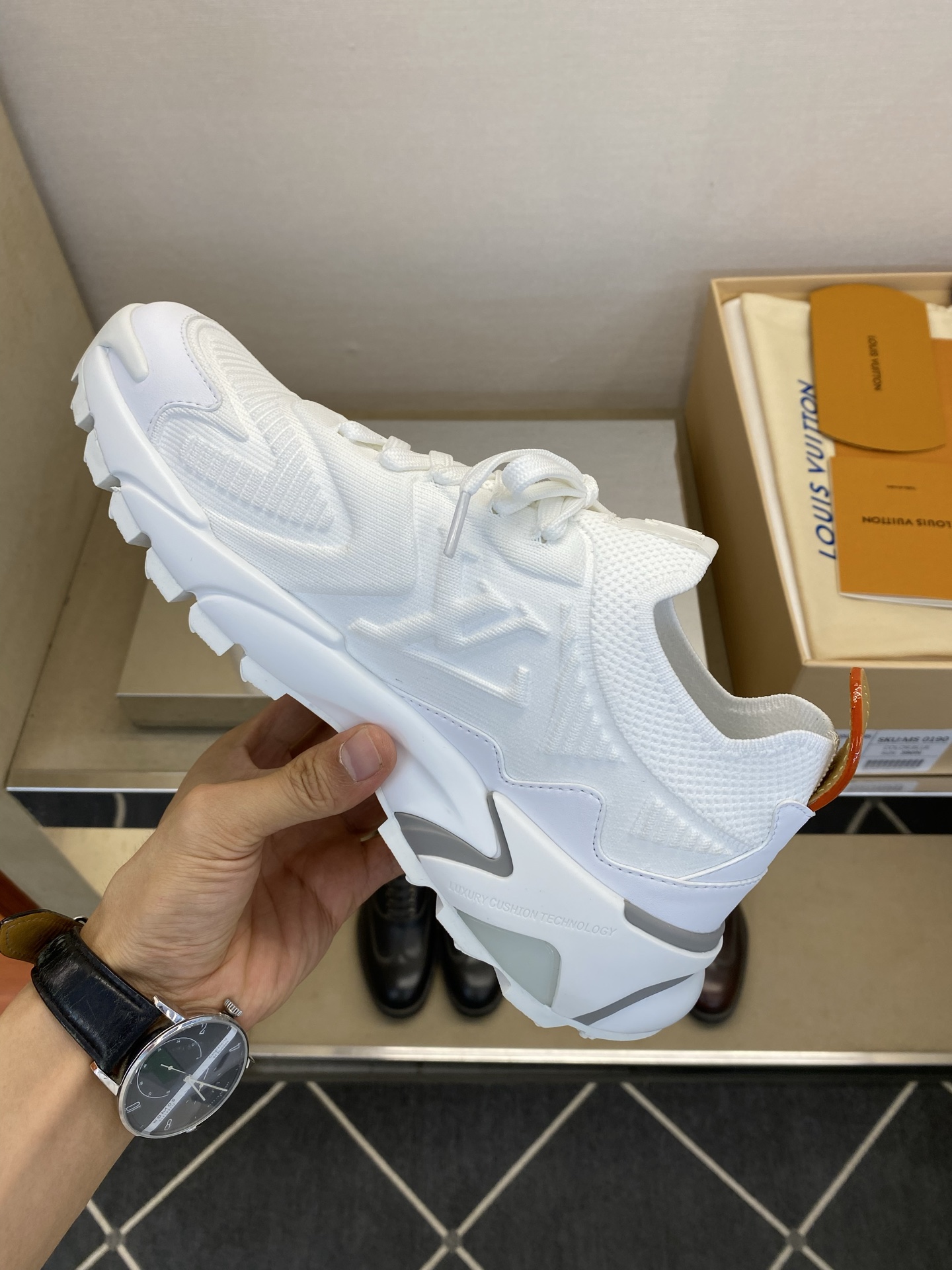 ⚠️【LO *V】⚠️高品质，顶尖工艺品⚠️男士时尚运动鞋⚠️正码：39－44(5 －10)⚠️经典简约