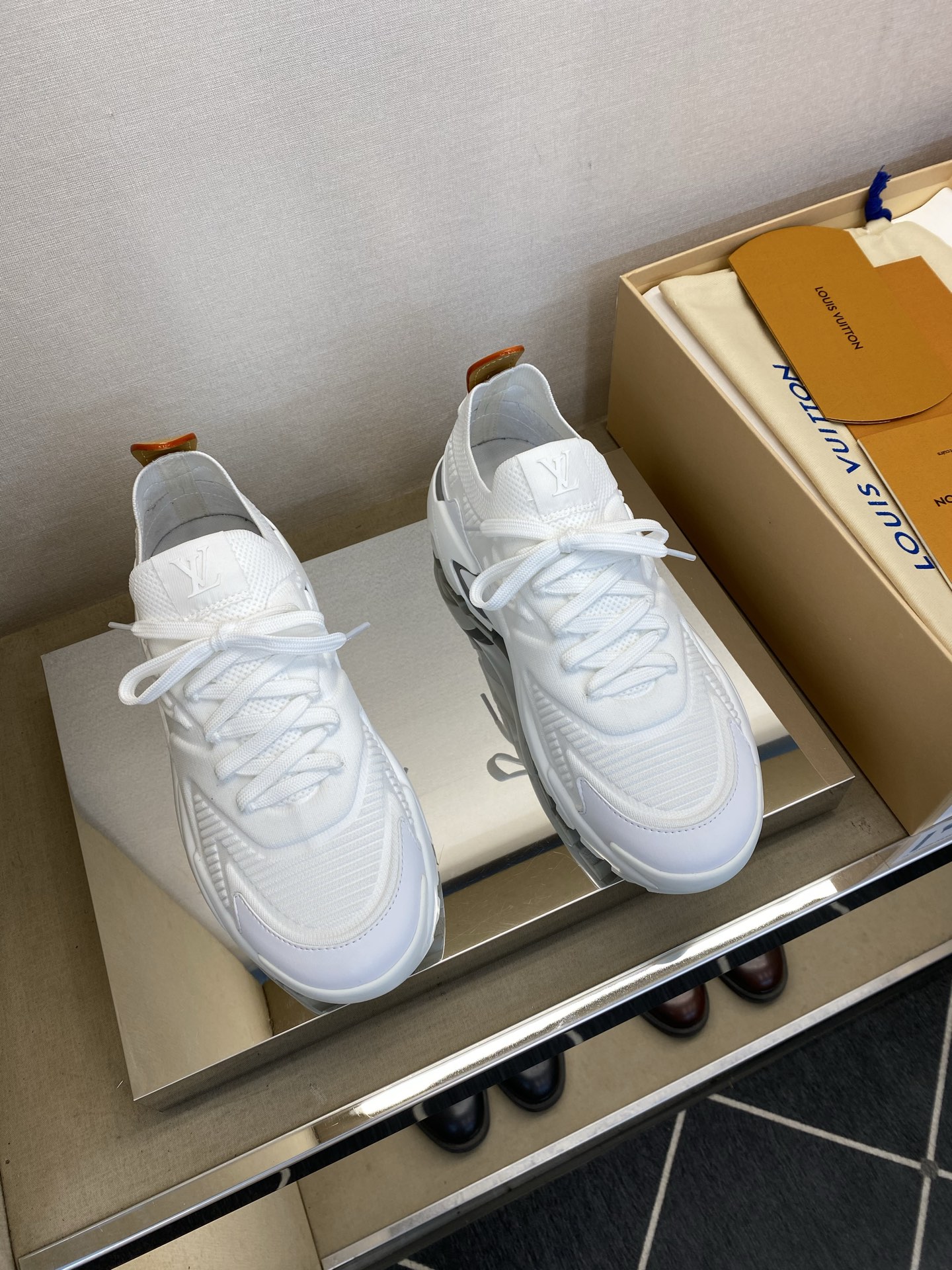 ⚠️【LO *V】⚠️高品质，顶尖工艺品⚠️男士时尚运动鞋⚠️正码：39－44(5 －10)⚠️经典简约
