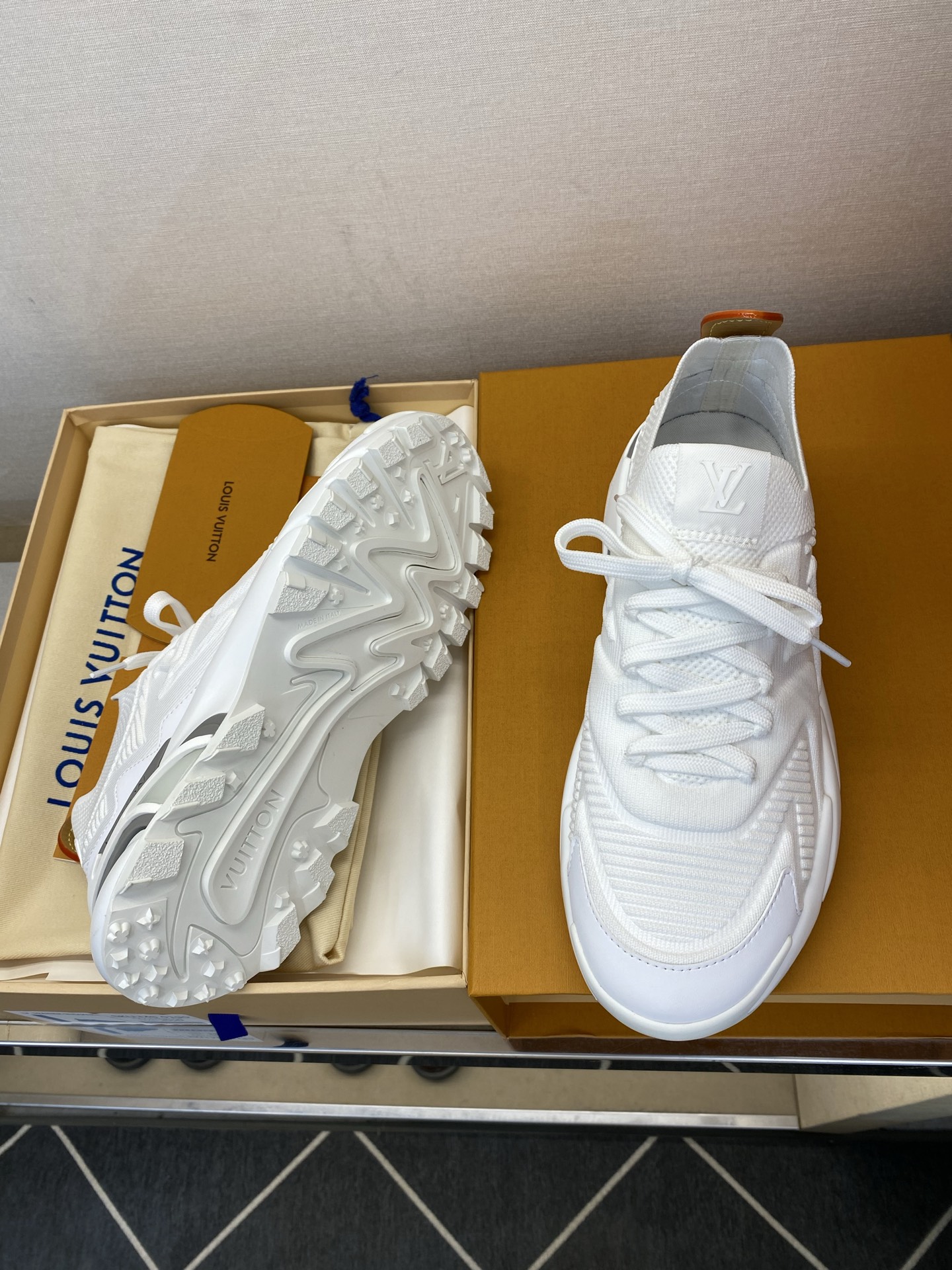 ⚠️【LO *V】⚠️高品质，顶尖工艺品⚠️男士时尚运动鞋⚠️正码：39－44(5 －10)⚠️经典简约