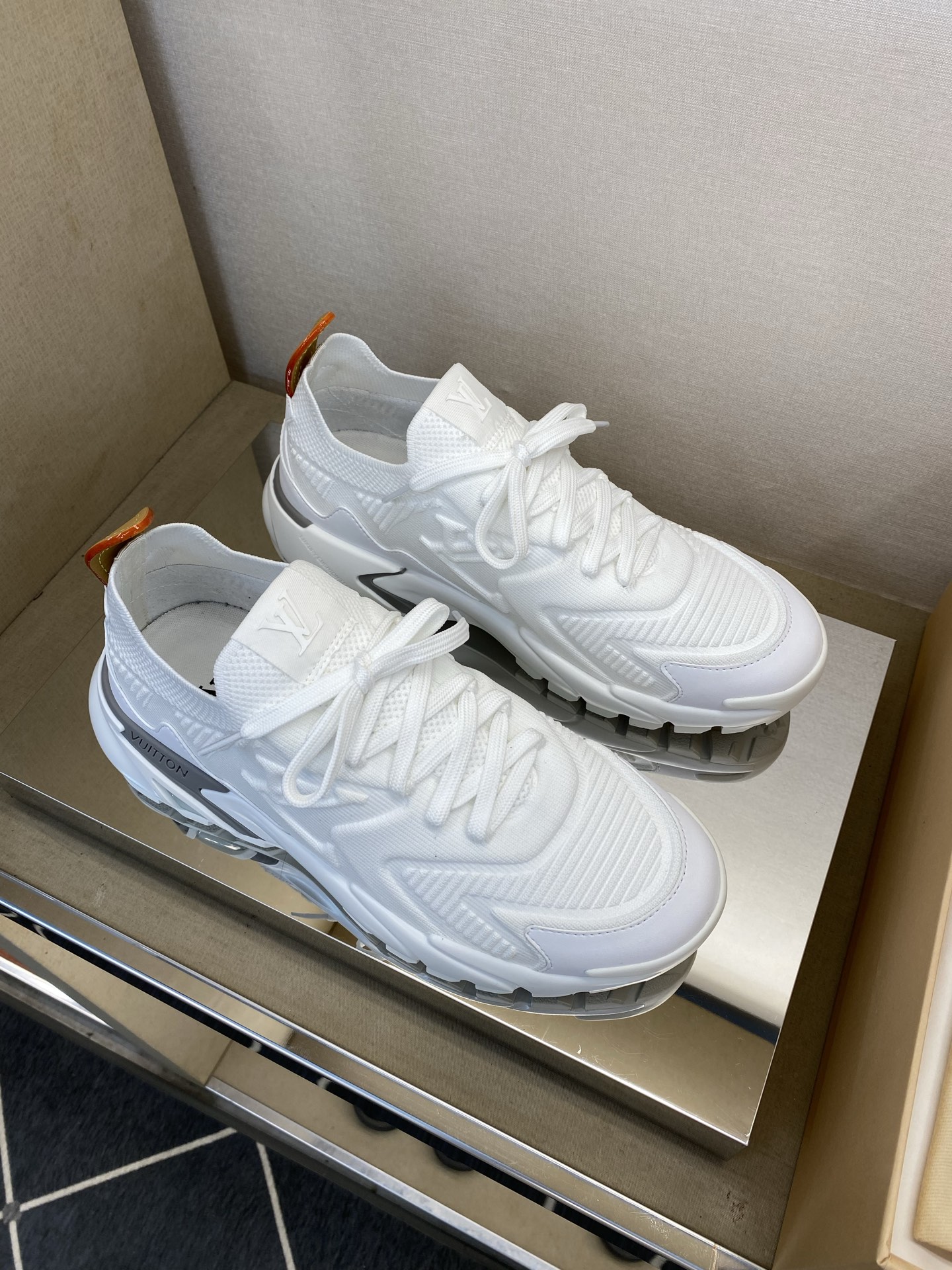 ⚠️【LO *V】⚠️高品质，顶尖工艺品⚠️男士时尚运动鞋⚠️正码：39－44(5 －10)⚠️经典简约