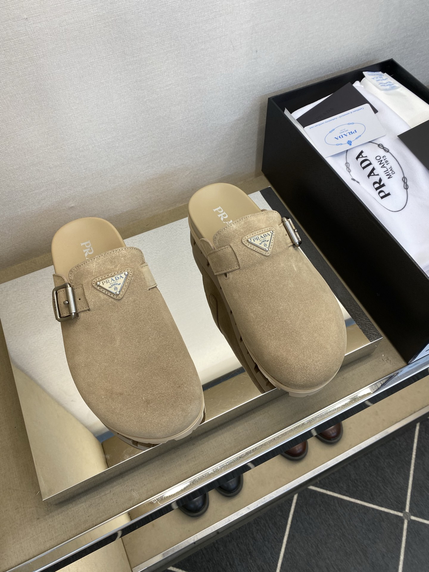 NO:850886,【PRA＊A】 Men's leather mules, size 39-44 (customized at 45.46), the latest style for spring and summer!  Classic and simple cap-toe slippers combine modern style and classic design!  Exclusive P brand enamel triangle logo design!  Atmospheric and fashionable!  Soft grained calfskin surface. Calfskin lining!  Comfortable, breathable, sophisticated and casual!  Water table mat with TPU silk screen printing brand logo and rubber anti-slip bottom!  High end quality!  ,,prada,slippers,cowhide19860909【PRA＊A】 男士皮革穆勒鞋 码数39 －44(45．46订做) 春夏最新款！经典简约包头拖鞋融合摩登风范与经典设计！专属P家品牌珐琅三角徽标设计！大气时尚！面柔软粒面小牛皮.内里小牛皮！舒适透气、精致休闲！水台垫TPU丝印品牌logo徽标,橡胶防滑底！高端品质！,,prada,slippers,cowhide,Men's shoes