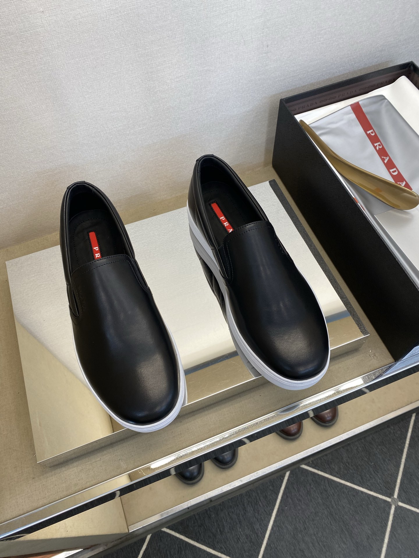 NO:851425,[PRA＊] High quality, four-season style, men's casual style, regular size 39 to 44 (5-10), classic and never goes out of style!  Exclusive high quality!  Classic skateboard style for all seasons!  Made of high-quality mercerized cow velvet, with full calfskin lining and EVA rebound feet!  Original rubber outsole!  goods!  Quality: Look closely at the detailed pictures, the texture is super strong!  But 11 can withstand various tests!  4E2733, 38, 45 customized, non-returnable, prada, cowhide19860909【PRA＊】 高品质,四季款 男士休闲款 正码39一44(5－10） 经典永不过时！独家高品！四季经典滑板款！面高丝光牛绒,内里附垫全小牛皮,EVA回力垫脚！原版橡胶大底！货！品质细看细节图,质感超强！可11经得起各种考验！4E2733,38,45定做不退换,,prada,cowhide,Men's shoes