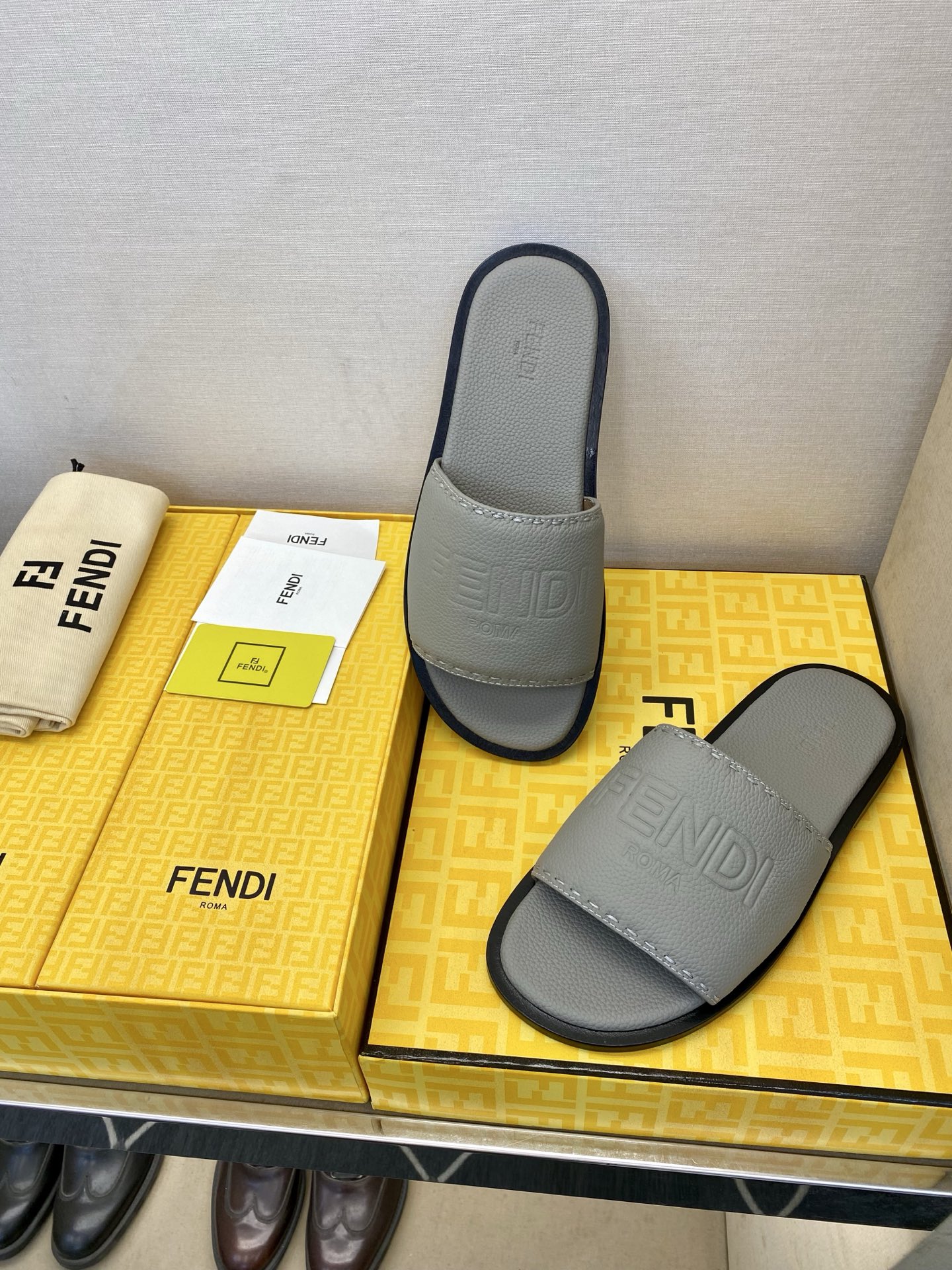 ⚠️【F E N D＊】⚠️高品质，顶尖工艺品⚠️男士真皮底拖鞋⚠️正码：39－44，38 45 46订