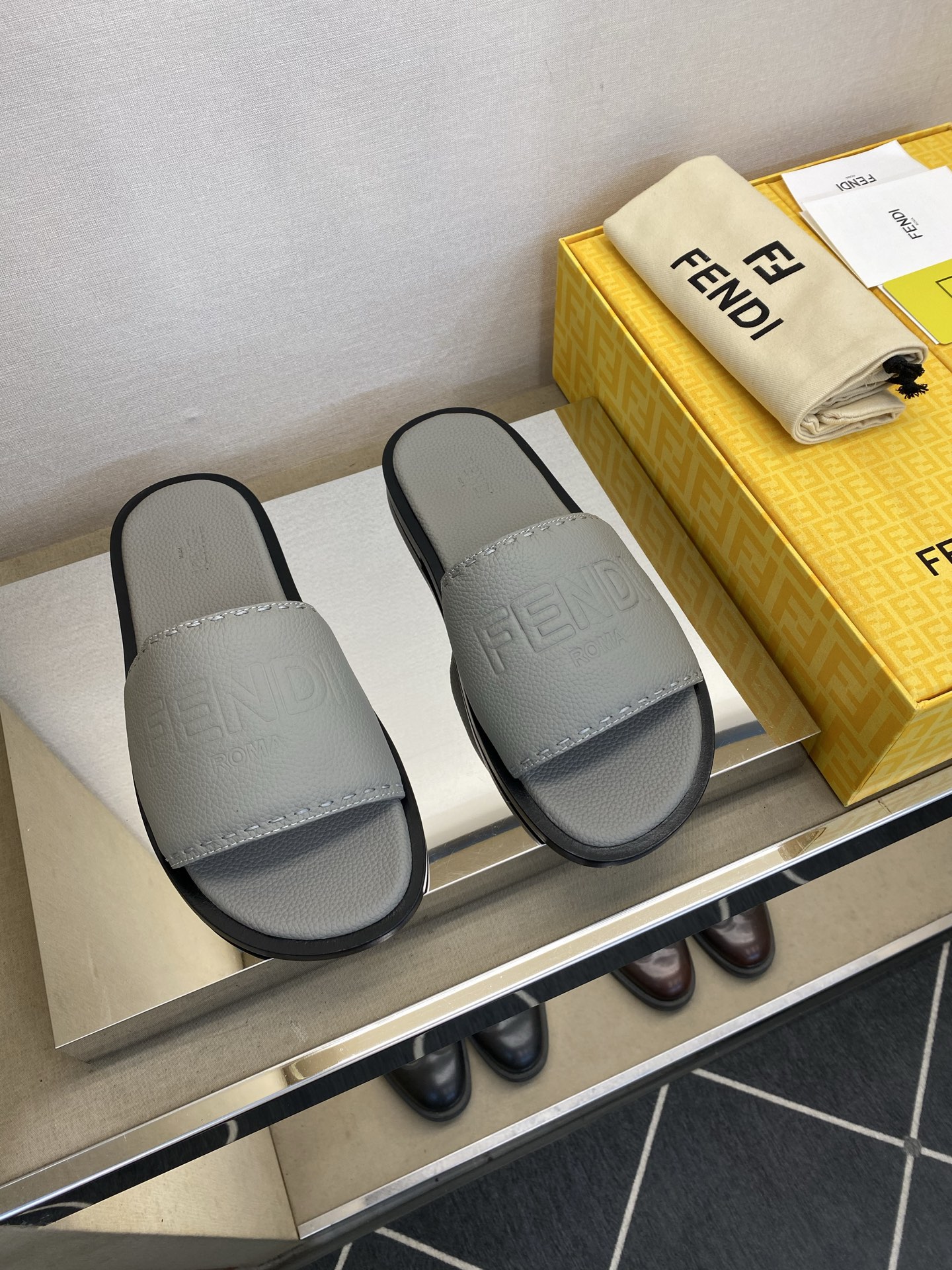 ⚠️【F E N D＊】⚠️高品质，顶尖工艺品⚠️男士真皮底拖鞋⚠️正码：39－44，38 45 46订