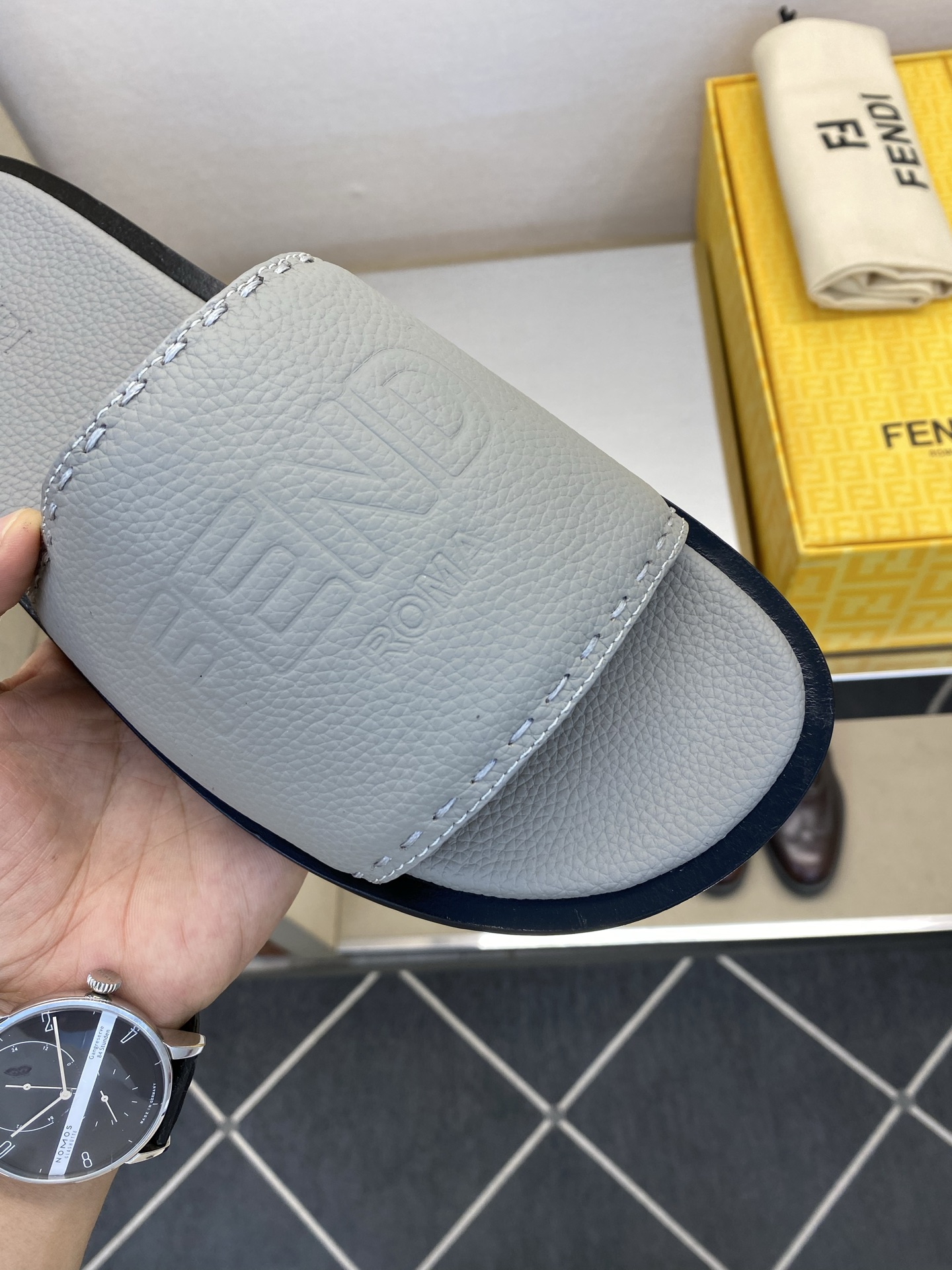 ⚠️【F E N D＊】⚠️高品质，顶尖工艺品⚠️男士真皮底拖鞋⚠️正码：39－44，38 45 46订