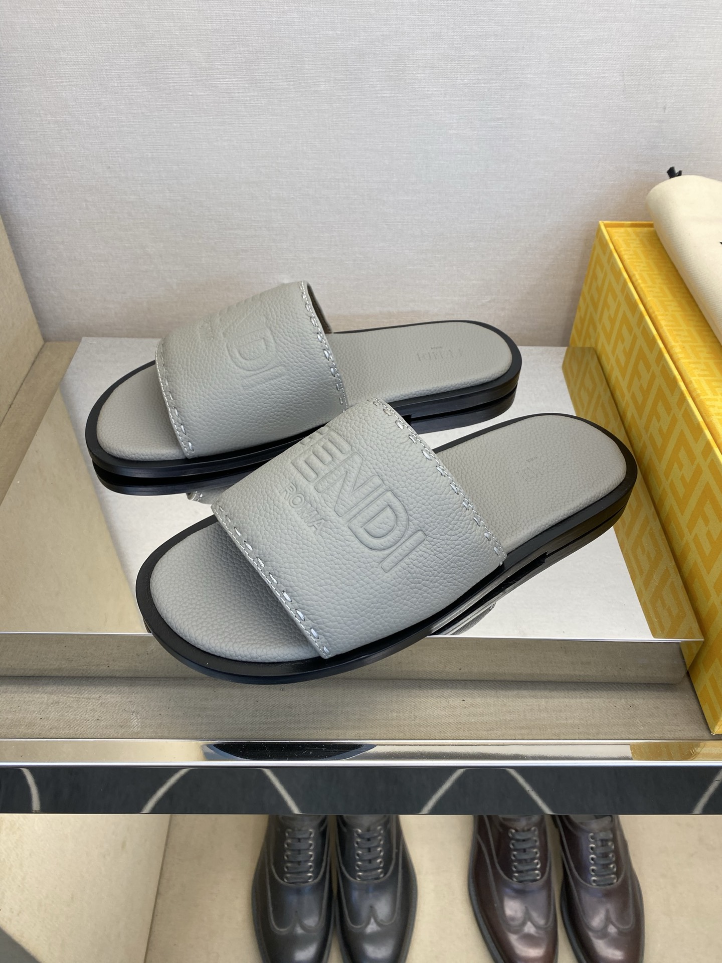 ⚠️【F E N D＊】⚠️高品质，顶尖工艺品⚠️男士真皮底拖鞋⚠️正码：39－44，38 45 46订