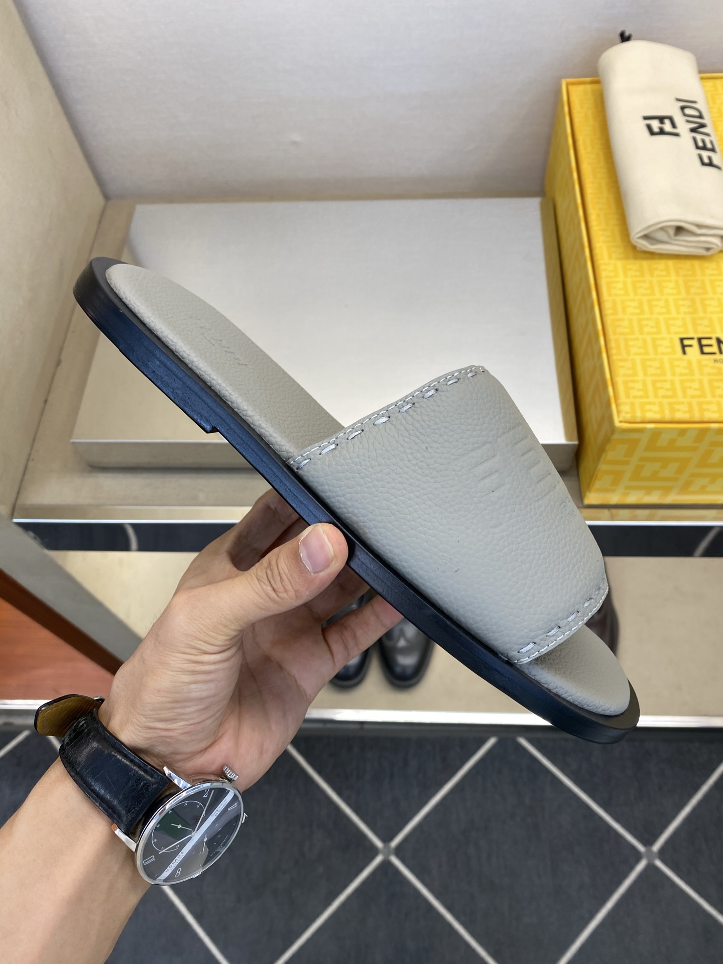 ⚠️【F E N D＊】⚠️高品质，顶尖工艺品⚠️男士真皮底拖鞋⚠️正码：39－44，38 45 46订