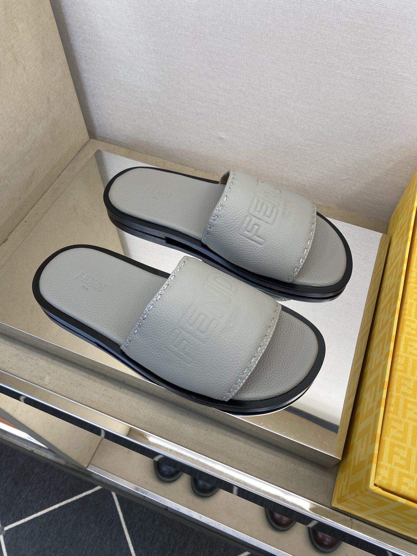 ⚠️【F E N D＊】⚠️高品质，顶尖工艺品⚠️男士真皮底拖鞋⚠️正码：39－44，38 45 46订