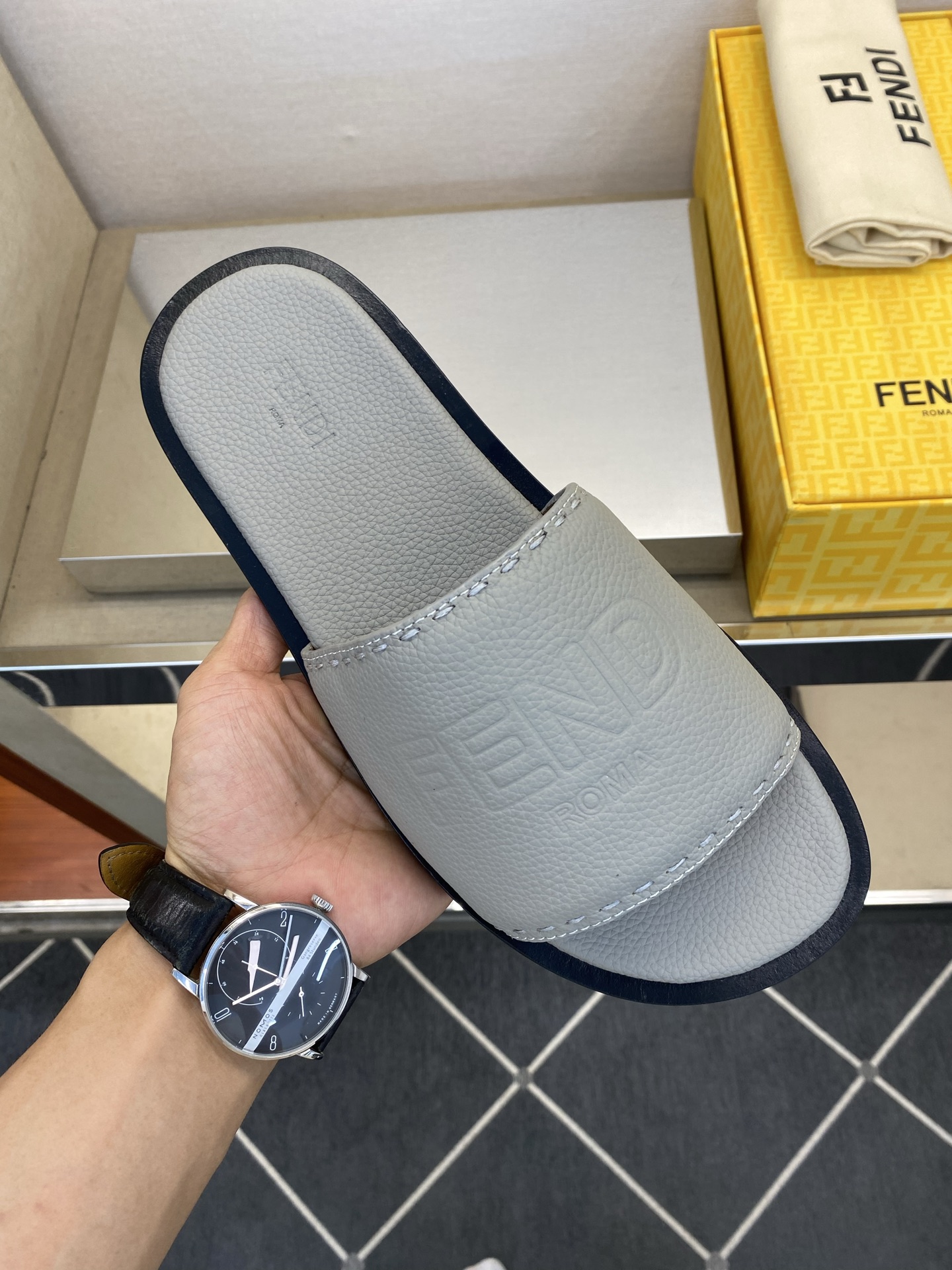 ⚠️【F E N D＊】⚠️高品质，顶尖工艺品⚠️男士真皮底拖鞋⚠️正码：39－44，38 45 46订