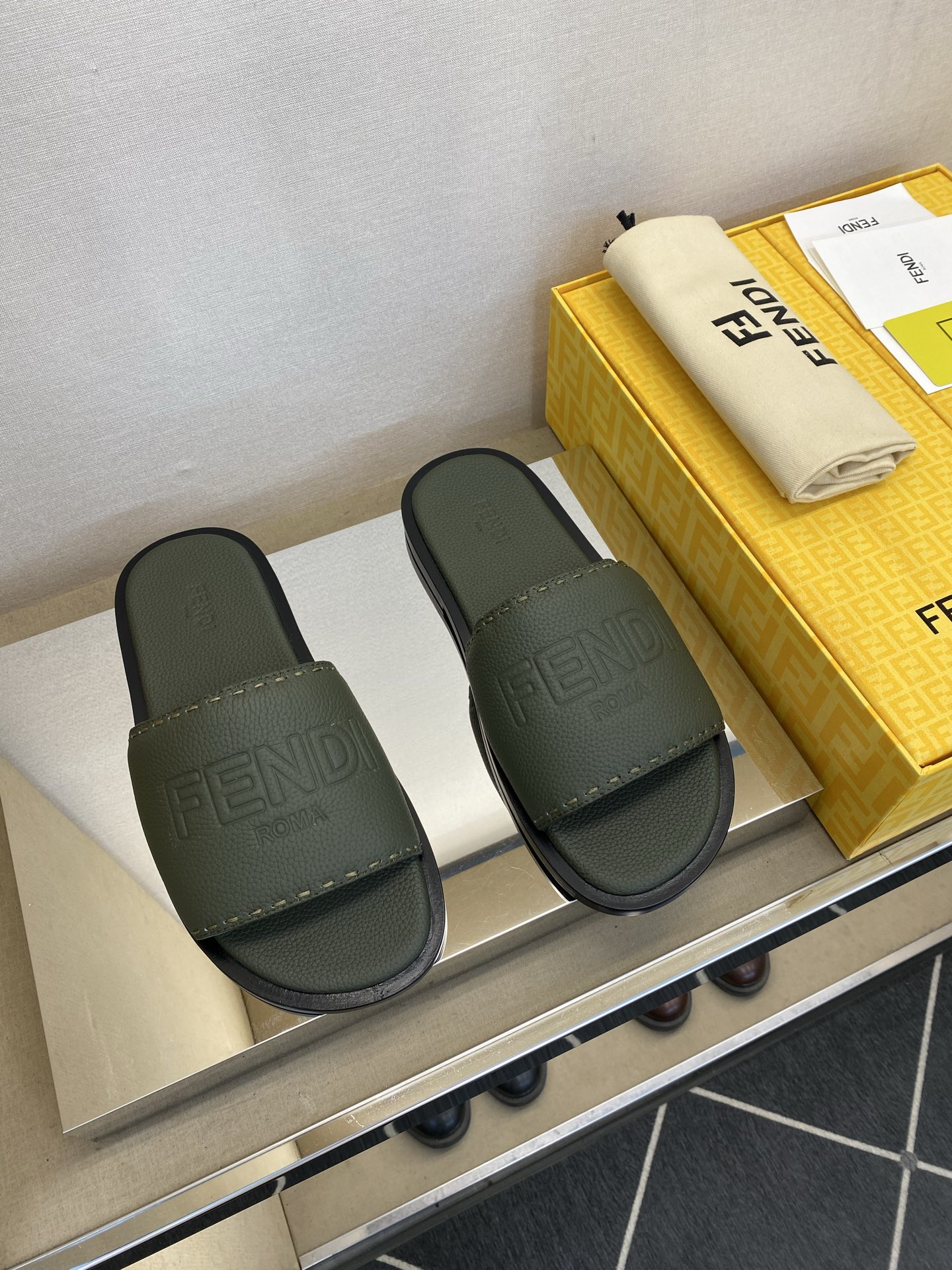 ⚠️【F E N D＊】⚠️高品质，顶尖工艺品⚠️男士真皮底拖鞋⚠️正码：39－44，38 45 46订