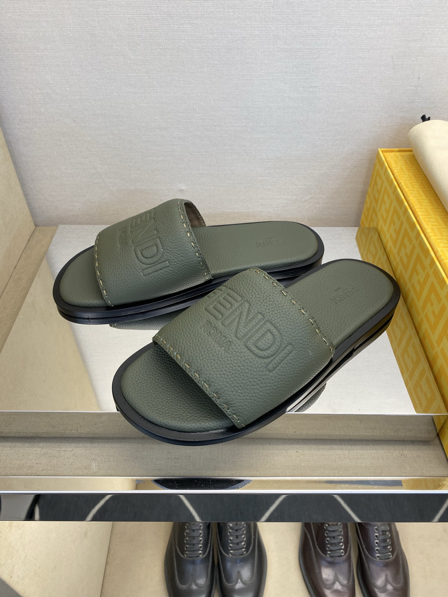 ⚠️【F E N D*】⚠️高品质,顶尖工艺品⚠️男士真皮底拖鞋⚠️正码:39-44,38 45 46订 ⚠️【F E N D*】⚠️高品质,顶尖工艺品⚠️男士真皮底拖鞋⚠️正码:39-44,38 45 46订