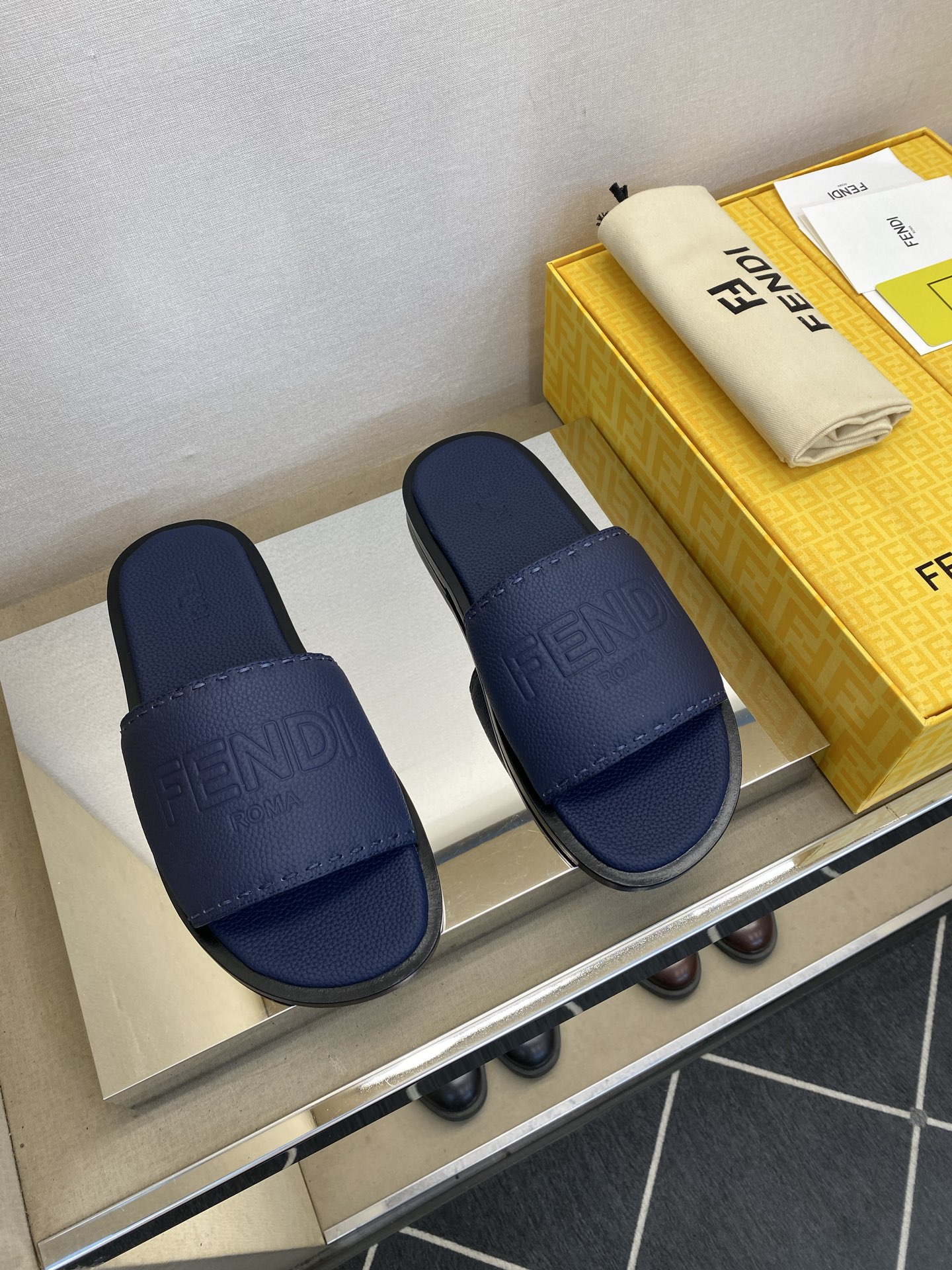 ⚠️【F E N D＊】⚠️高品质，顶尖工艺品⚠️男士真皮底拖鞋⚠️正码：39－44，38 45 46订