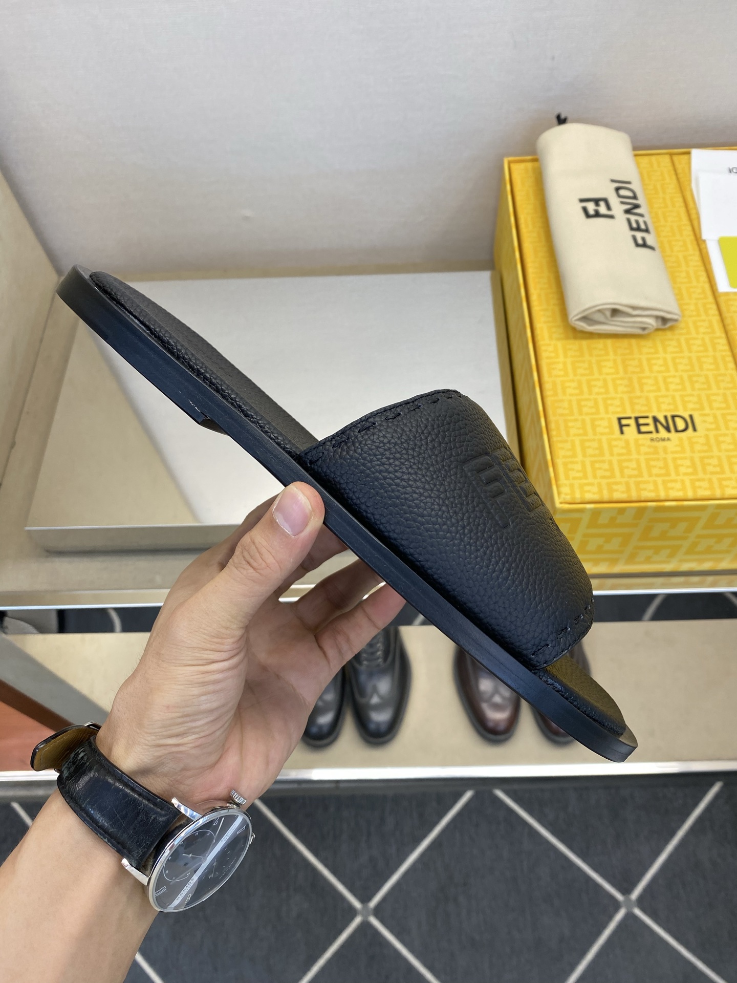 ⚠️【F E N D*】⚠️高品质,顶尖工艺品⚠️男士真皮底拖鞋⚠️正码:39-44,38 45 46订 ⚠️【F E N D*】⚠️高品质,顶尖工艺品⚠️男士真皮底拖鞋⚠️正码:39-44,38 45 46订