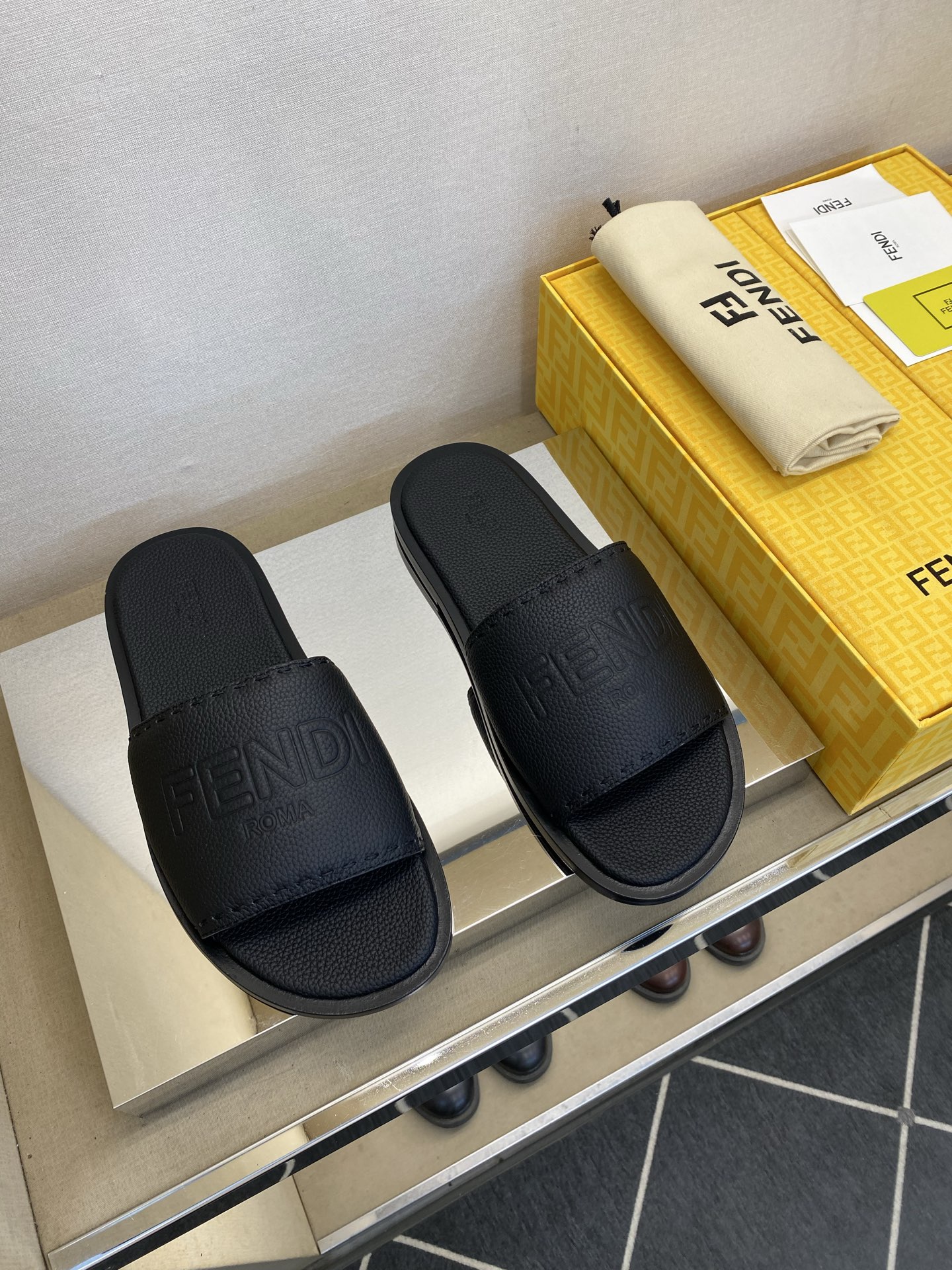 ⚠️【F E N D＊】⚠️高品质，顶尖工艺品⚠️男士真皮底拖鞋⚠️正码：39－44，38 45 46订