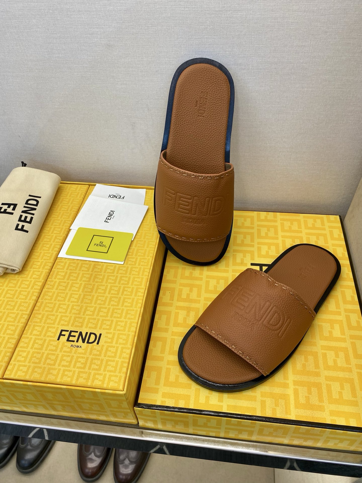⚠️【F E N D＊】⚠️高品质，顶尖工艺品⚠️男士真皮底拖鞋⚠️正码：39－44，38 45 46订