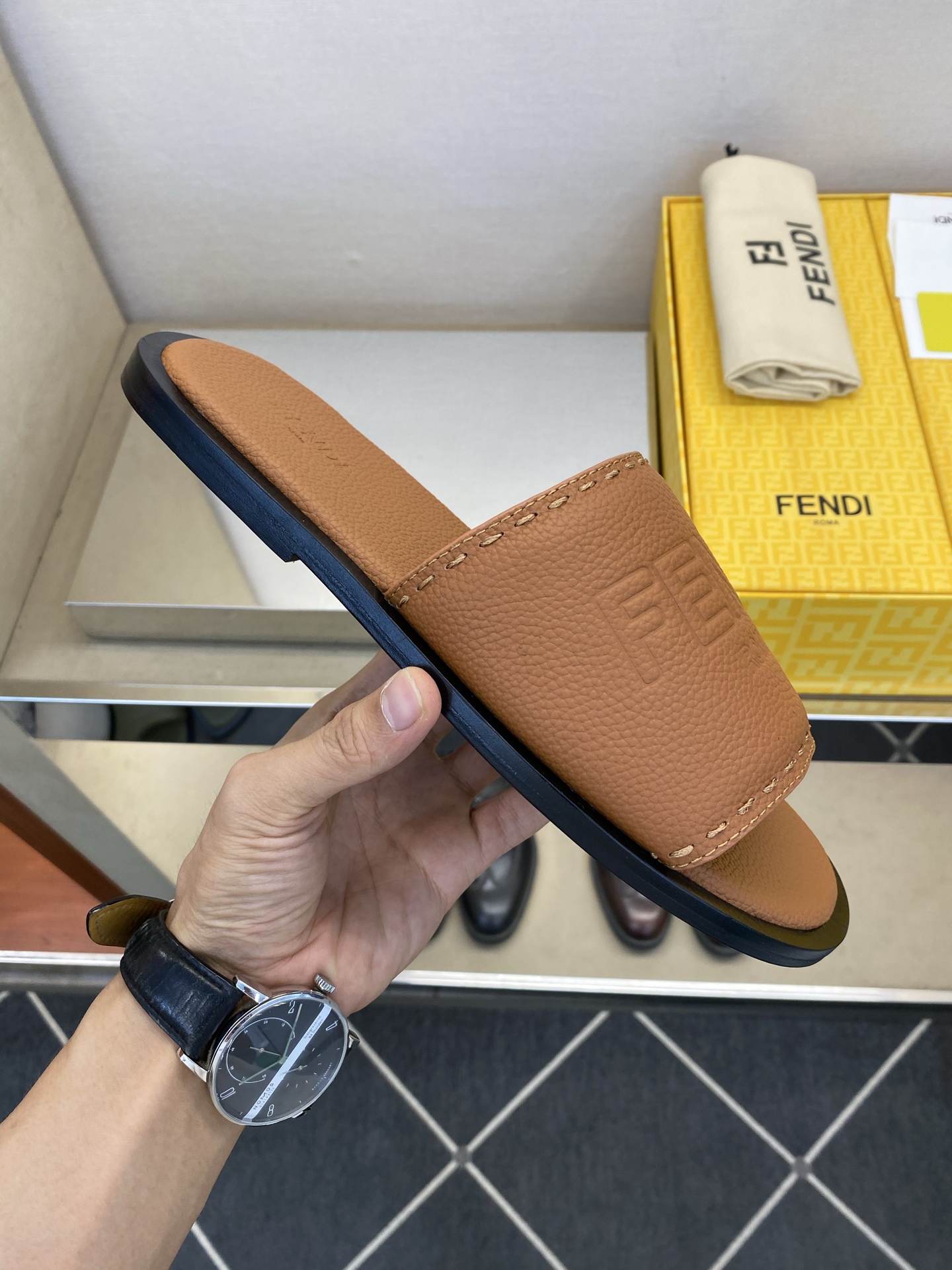 ⚠️【F E N D＊】⚠️高品质，顶尖工艺品⚠️男士真皮底拖鞋⚠️正码：39－44，38 45 46订