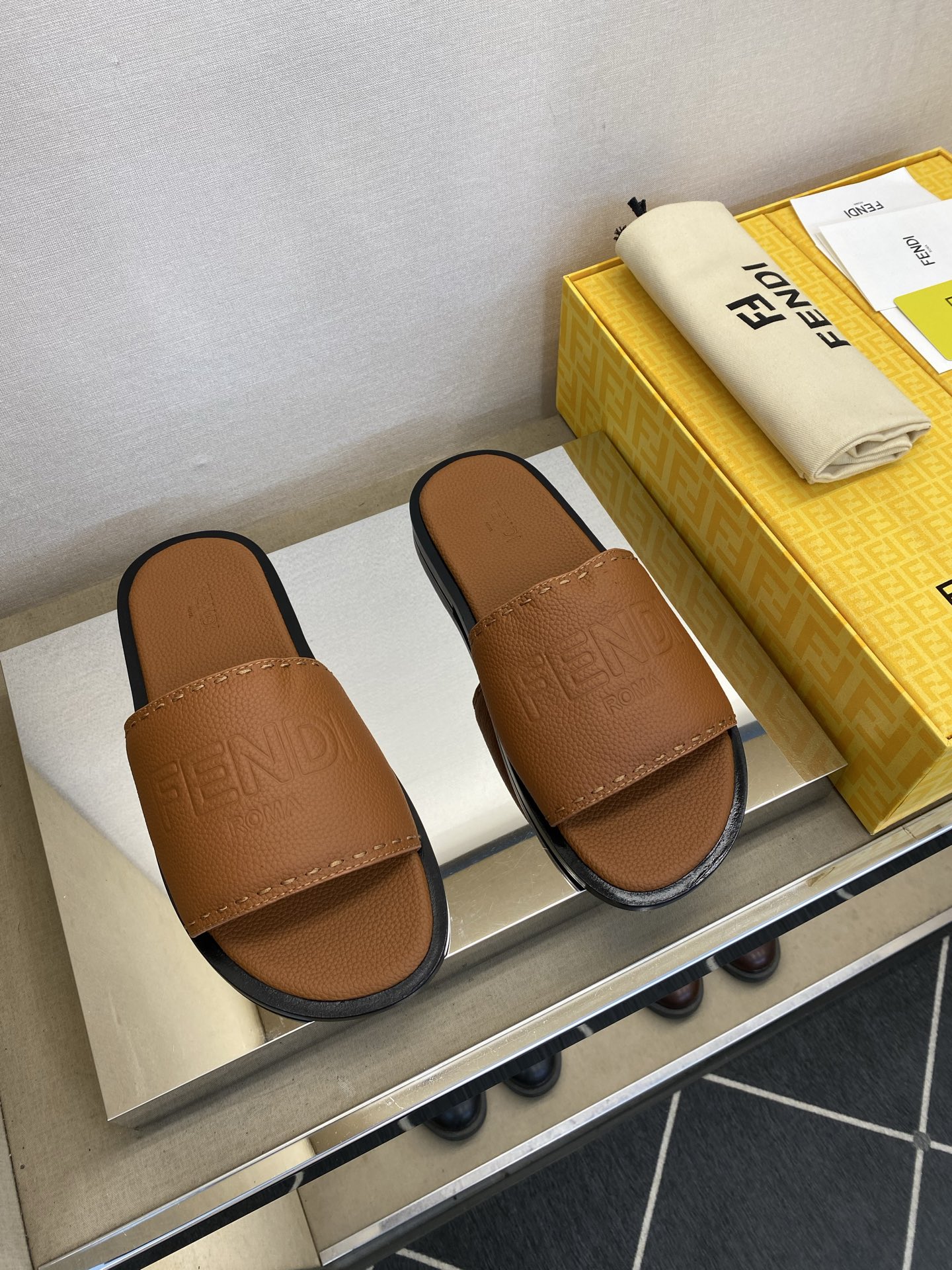 ⚠️【F E N D＊】⚠️高品质，顶尖工艺品⚠️男士真皮底拖鞋⚠️正码：39－44，38 45 46订