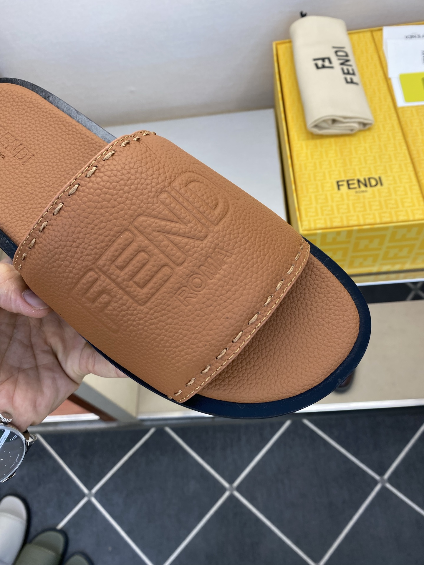 ⚠️【F E N D＊】⚠️高品质，顶尖工艺品⚠️男士真皮底拖鞋⚠️正码：39－44，38 45 46订