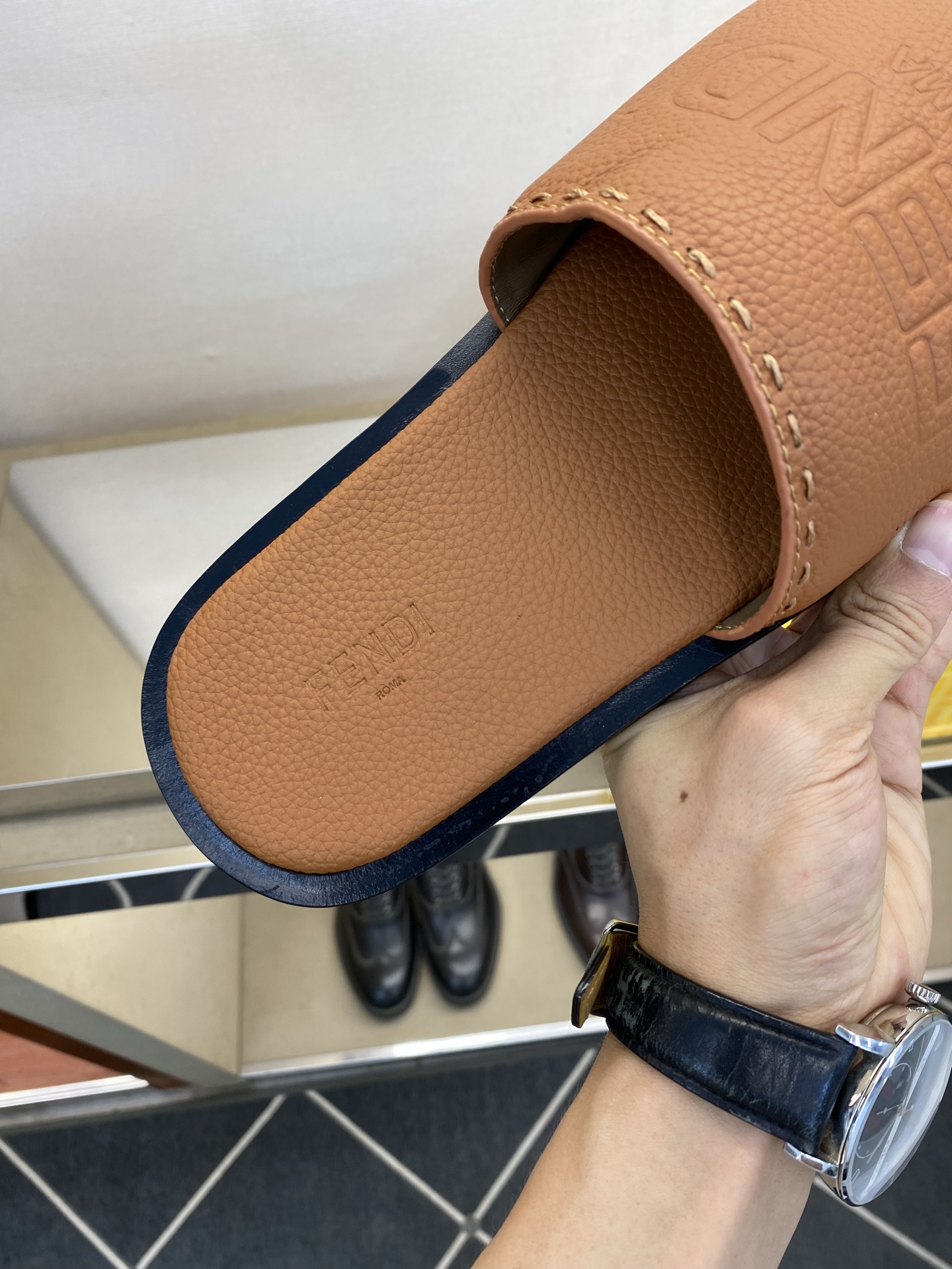 ⚠️【F E N D＊】⚠️高品质，顶尖工艺品⚠️男士真皮底拖鞋⚠️正码：39－44，38 45 46订