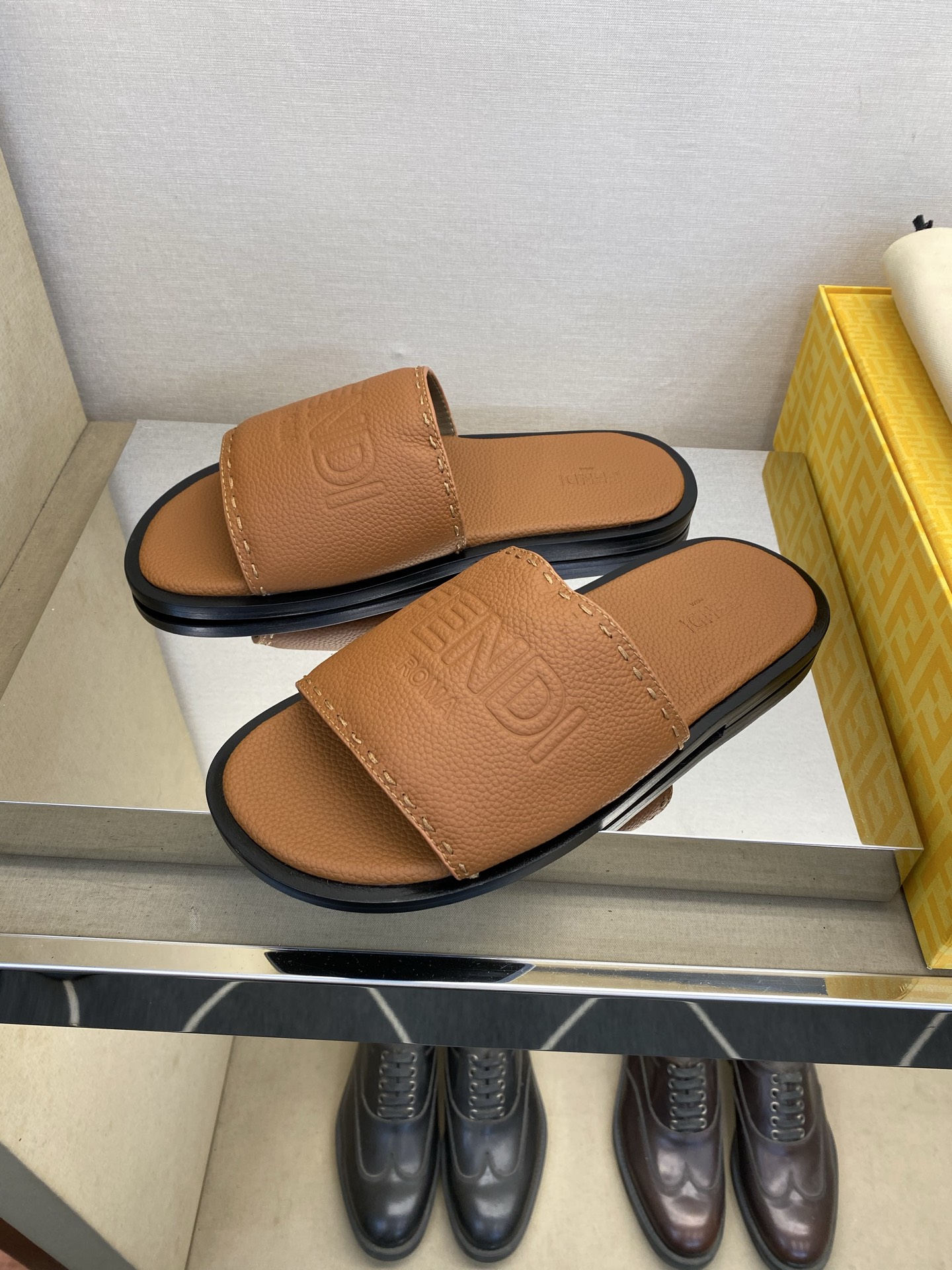 ⚠️【F E N D＊】⚠️高品质，顶尖工艺品⚠️男士真皮底拖鞋⚠️正码：39－44，38 45 46订