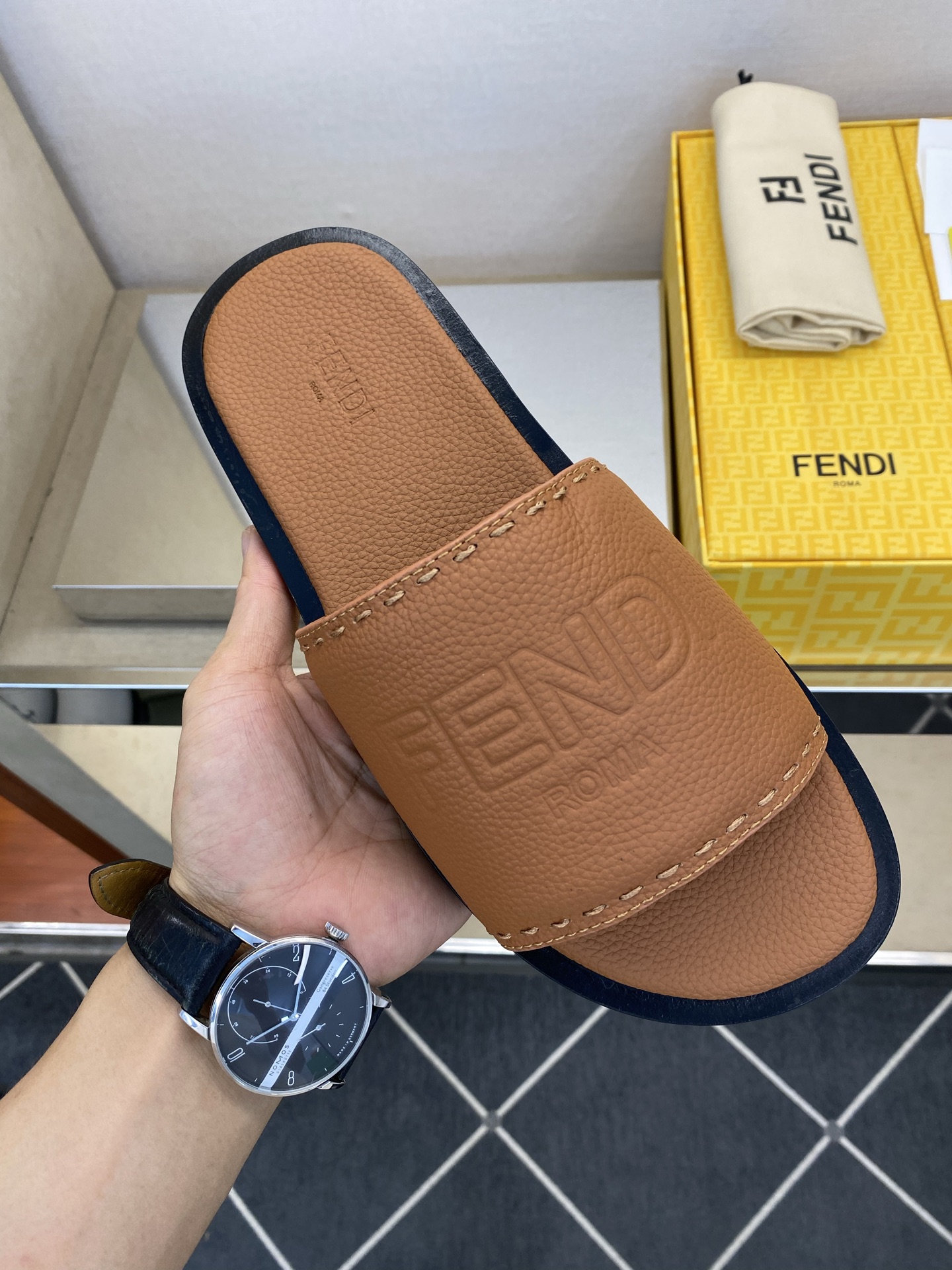⚠️【F E N D＊】⚠️高品质，顶尖工艺品⚠️男士真皮底拖鞋⚠️正码：39－44，38 45 46订