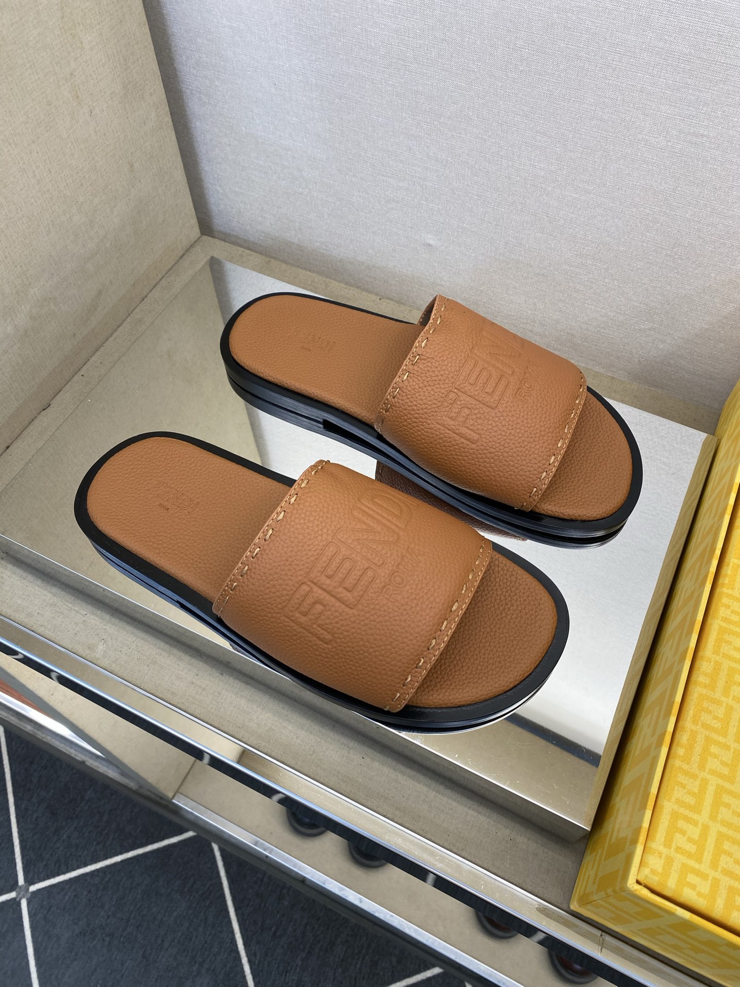 ⚠️【F E N D＊】⚠️高品质，顶尖工艺品⚠️男士真皮底拖鞋⚠️正码：39－44，38 45 46订