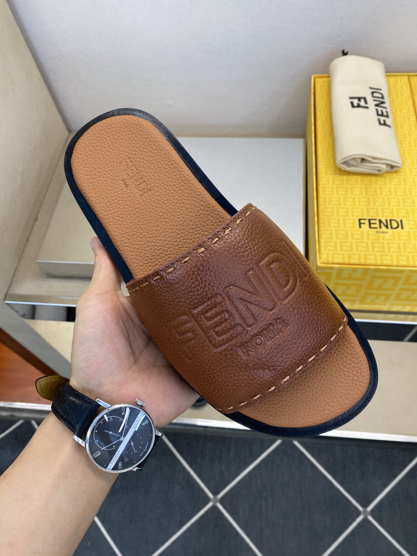 ⚠️【F E N D*】⚠️高品质,顶尖工艺品⚠️男士真皮底拖鞋⚠️正码:39-44,38 45 46订 ⚠️【F E N D*】⚠️高品质,顶尖工艺品⚠️男士真皮底拖鞋⚠️正码:39-44,38 45 46订