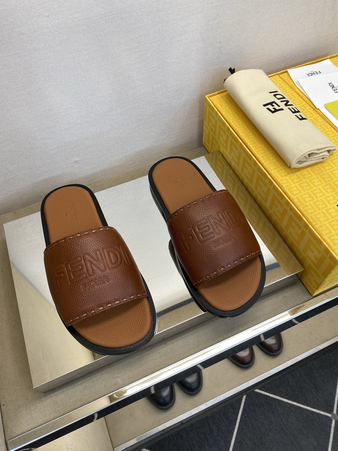 ⚠️【F E N D＊】⚠️高品质，顶尖工艺品⚠️男士真皮底拖鞋⚠️正码：39－44，38 45 46订