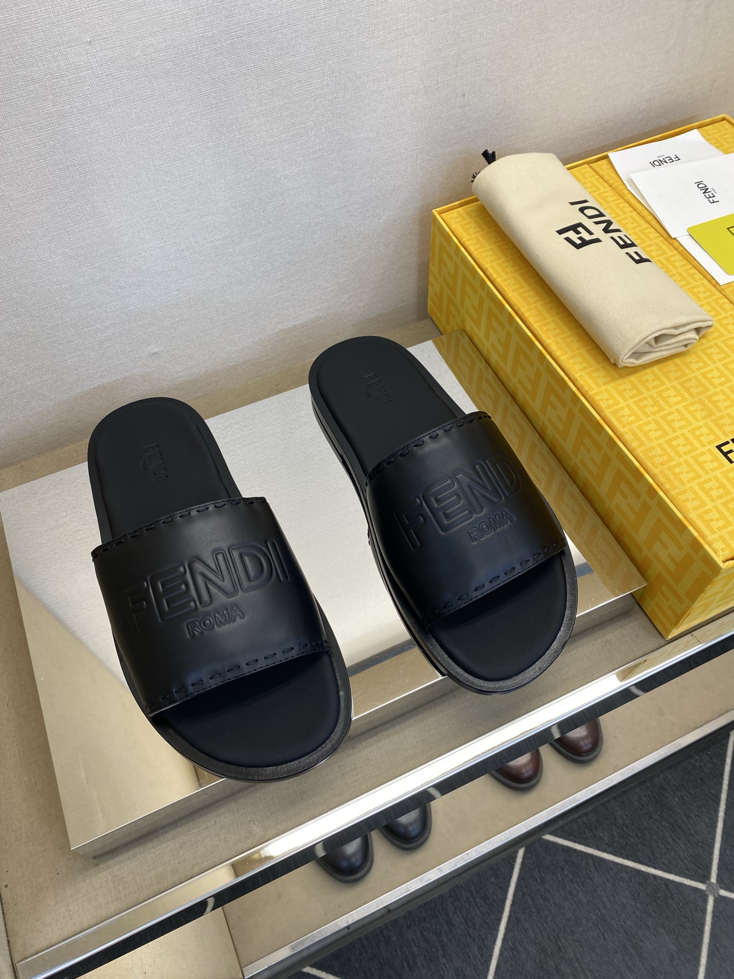 ⚠️【F E N D＊】⚠️高品质，顶尖工艺品⚠️男士真皮底拖鞋⚠️正码：39－44，38 45 46订