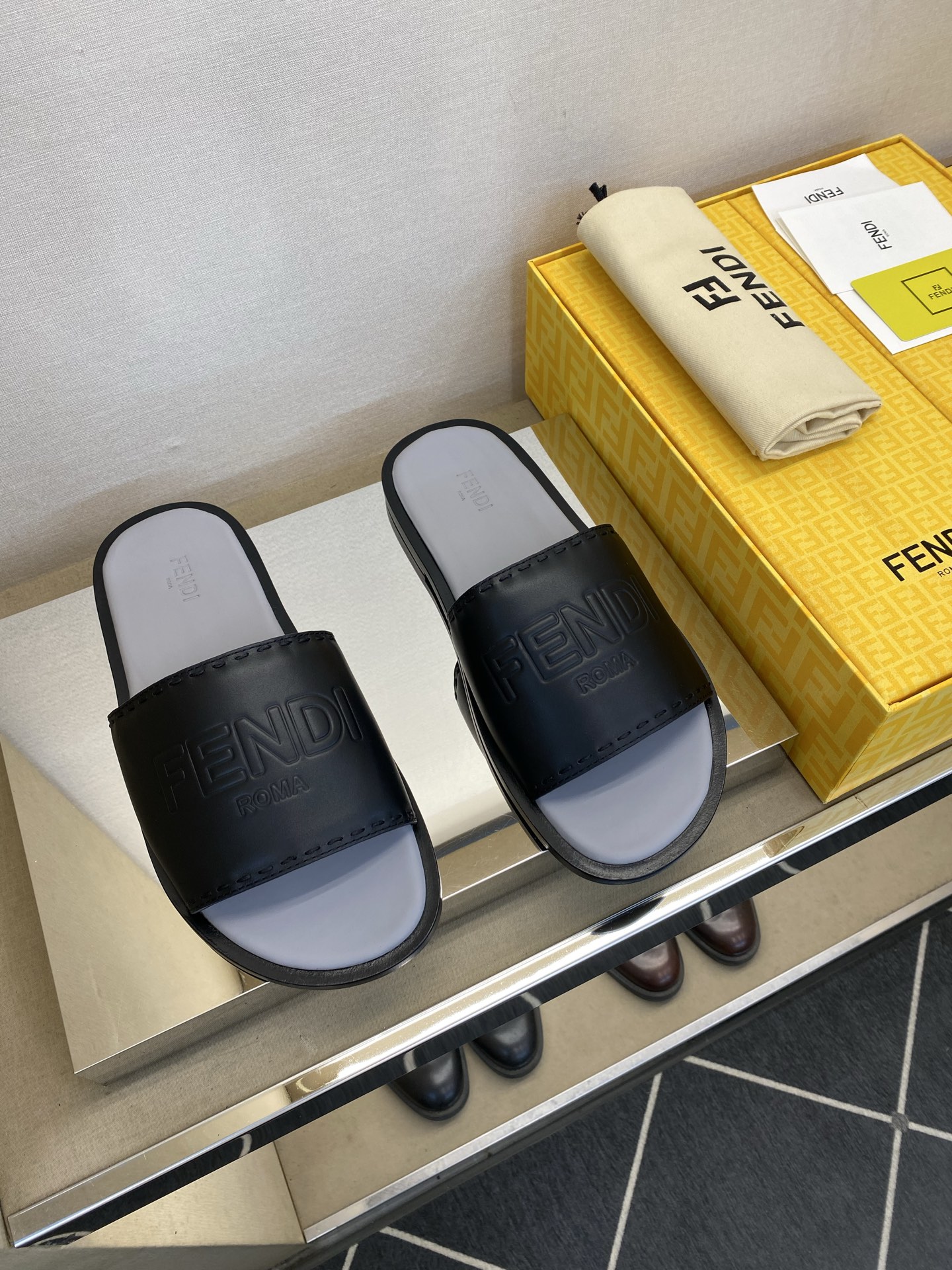 ⚠️【F E N D＊】⚠️高品质，顶尖工艺品⚠️男士真皮底拖鞋⚠️正码：39－44，38 45 46订