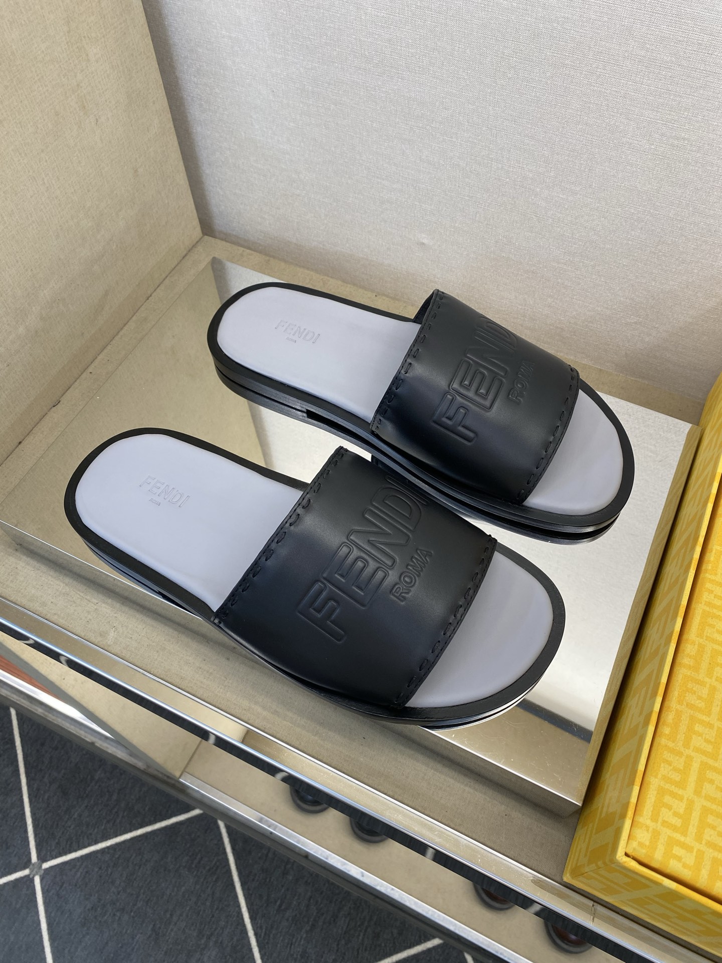 ⚠️【F E N D*】⚠️高品质,顶尖工艺品⚠️男士真皮底拖鞋⚠️正码:39-44,38 45 46订 ⚠️【F E N D*】⚠️高品质,顶尖工艺品⚠️男士真皮底拖鞋⚠️正码:39-44,38 45 46订