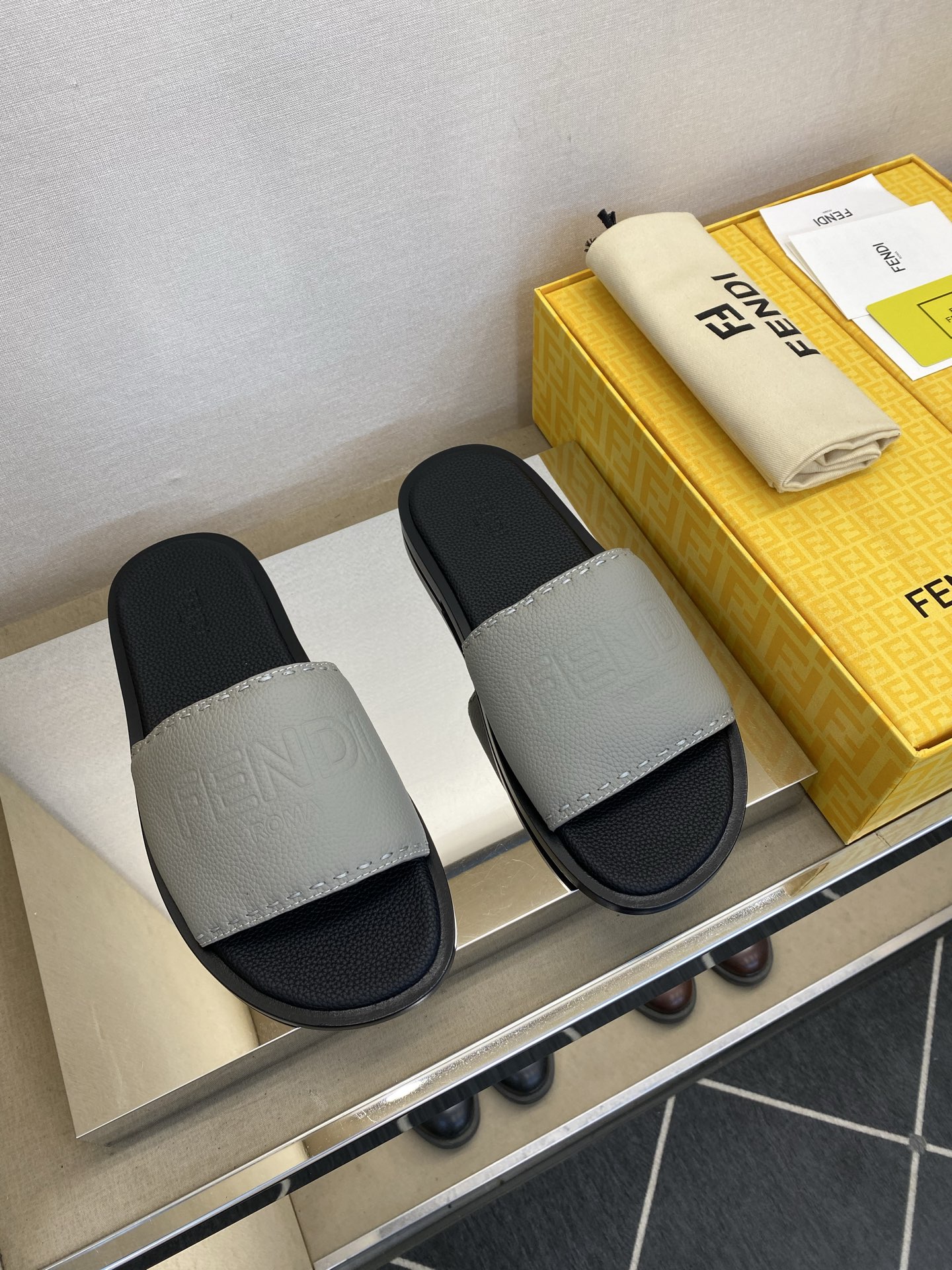 ⚠️【F E N D＊】⚠️高品质，顶尖工艺品⚠️男士真皮底拖鞋⚠️正码：39－44，38 45 46订