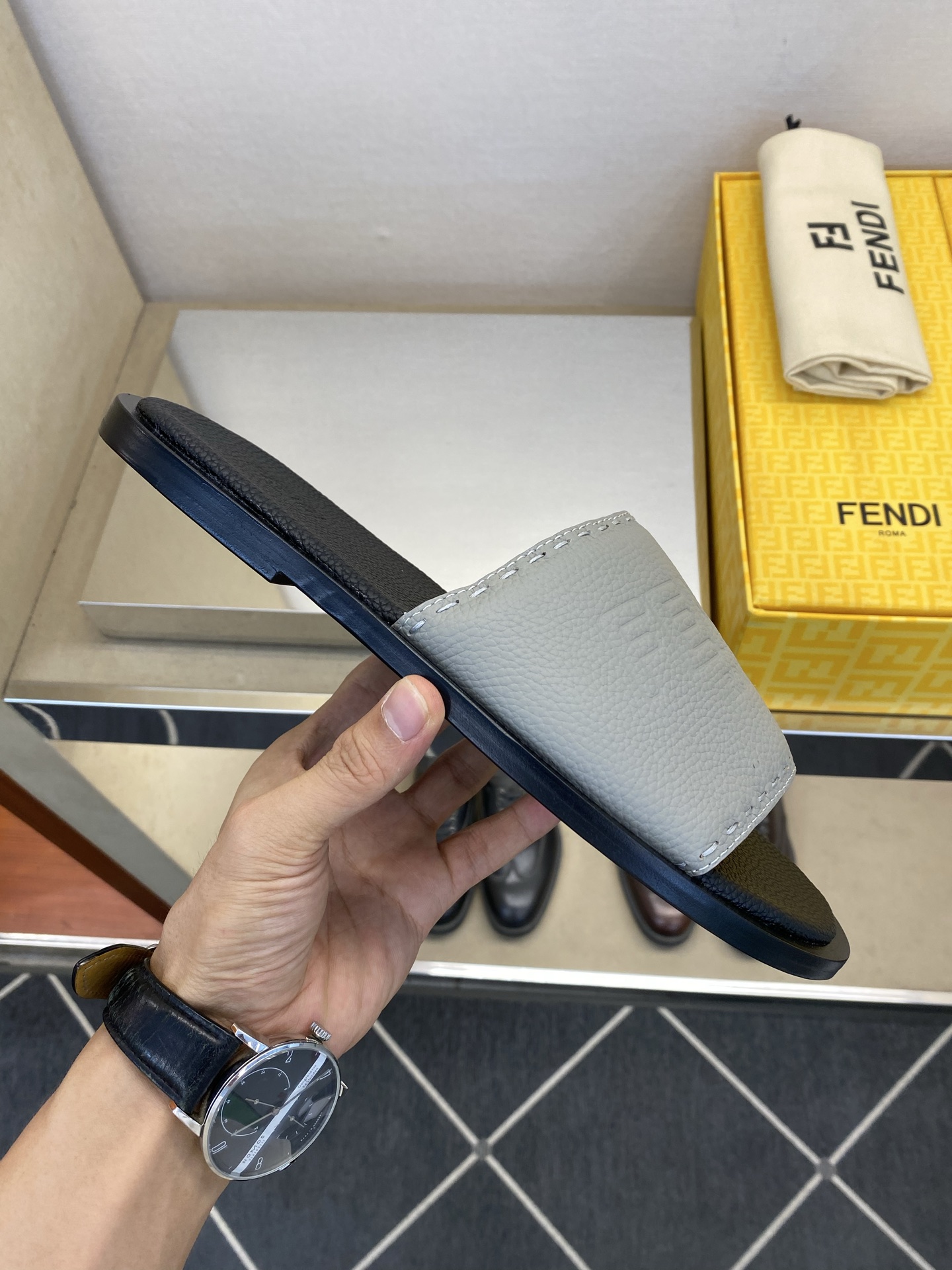 ⚠️【F E N D*】⚠️高品质,顶尖工艺品⚠️男士真皮底拖鞋⚠️正码:39-44,38 45 46订 ⚠️【F E N D*】⚠️高品质,顶尖工艺品⚠️男士真皮底拖鞋⚠️正码:39-44,38 45 46订