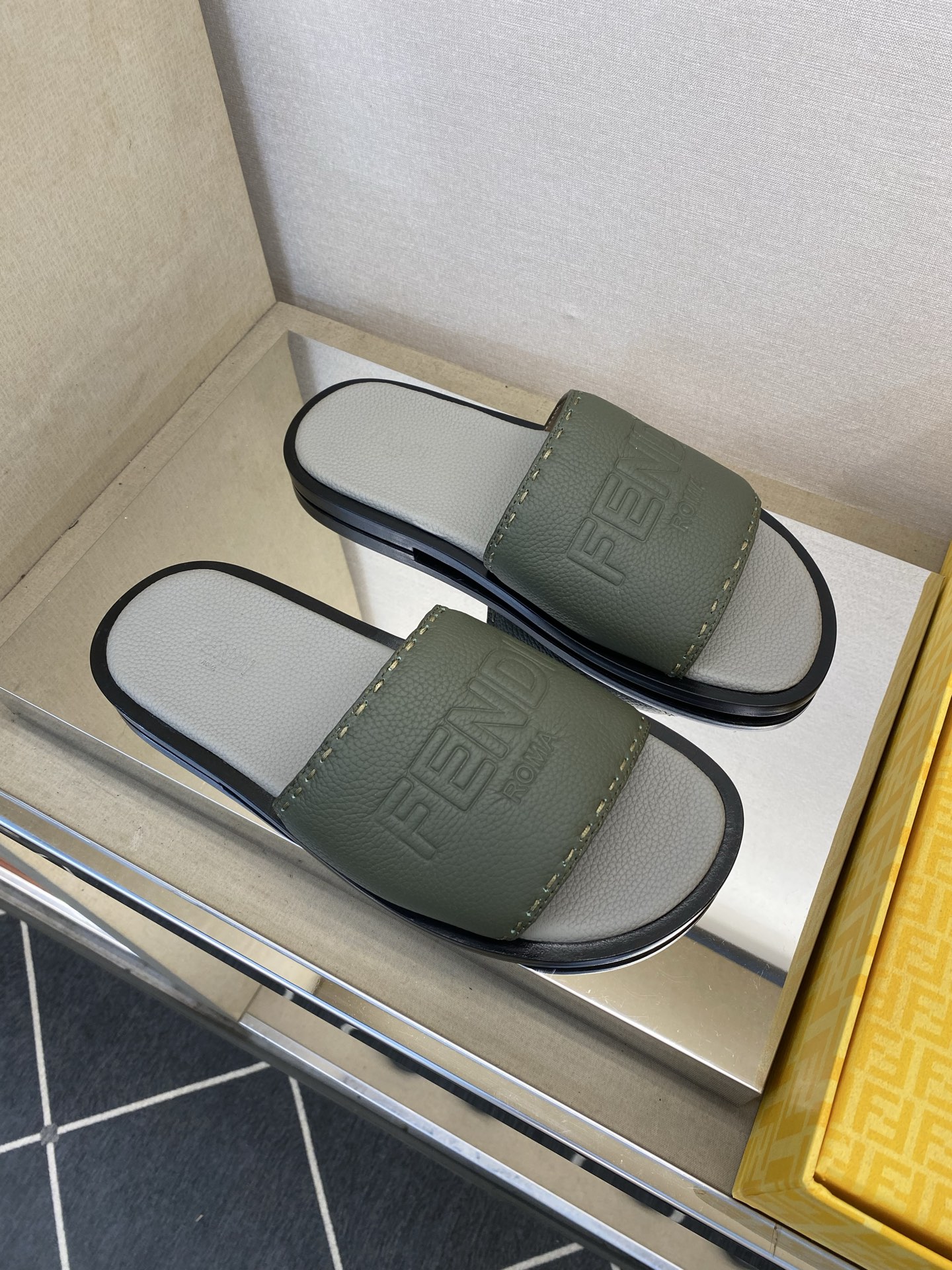⚠️【F E N D*】⚠️高品质,顶尖工艺品⚠️男士真皮底拖鞋⚠️正码:39-44,38 45 46订 ⚠️【F E N D*】⚠️高品质,顶尖工艺品⚠️男士真皮底拖鞋⚠️正码:39-44,38 45 46订