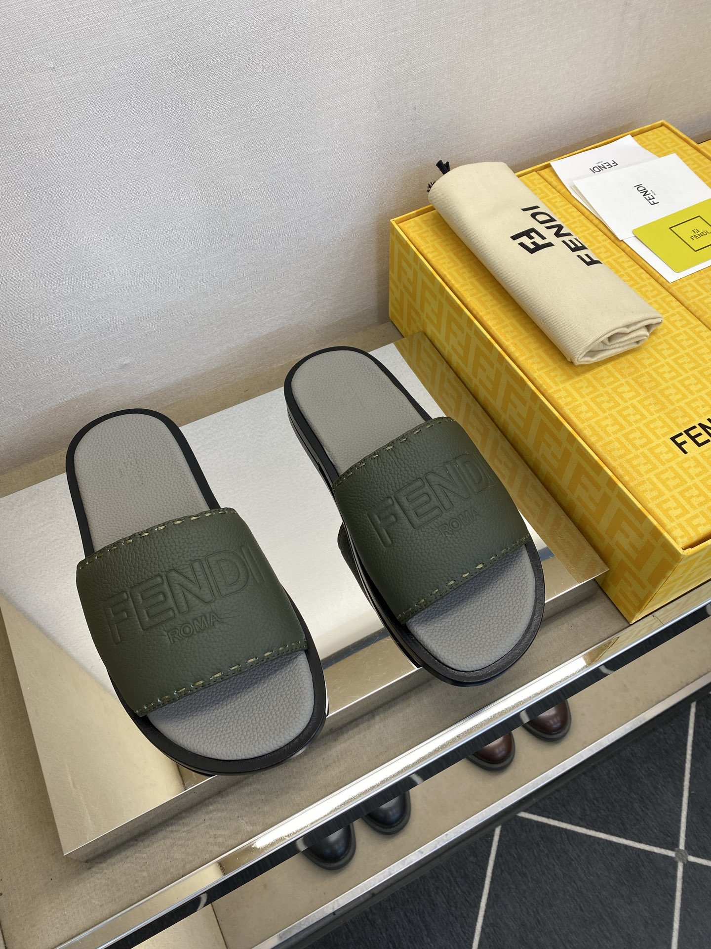 ⚠️【F E N D＊】⚠️高品质，顶尖工艺品⚠️男士真皮底拖鞋⚠️正码：39－44，38 45 46订