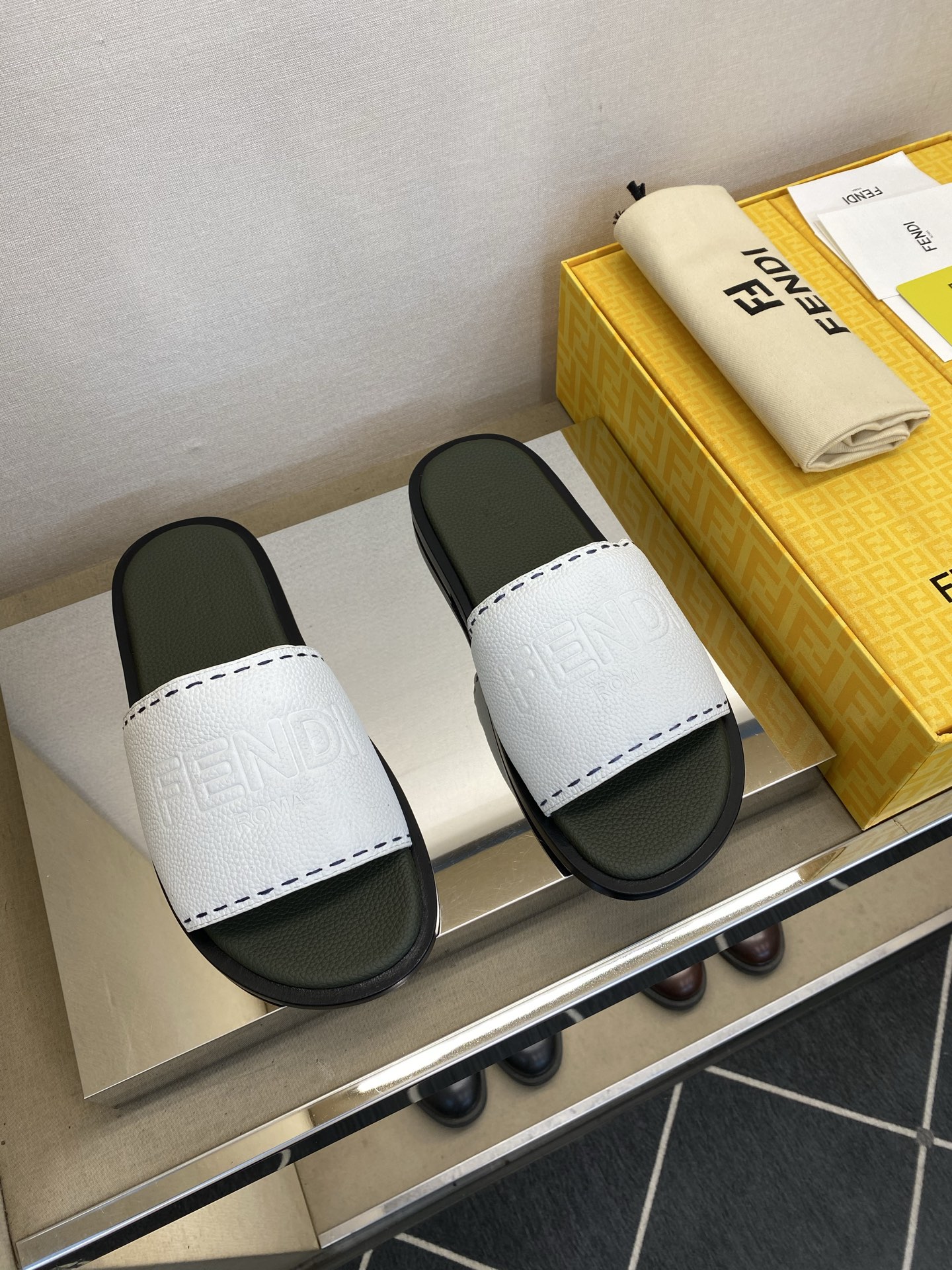 ⚠️【F E N D＊】⚠️高品质，顶尖工艺品⚠️男士真皮底拖鞋⚠️正码：39－44，38 45 46订