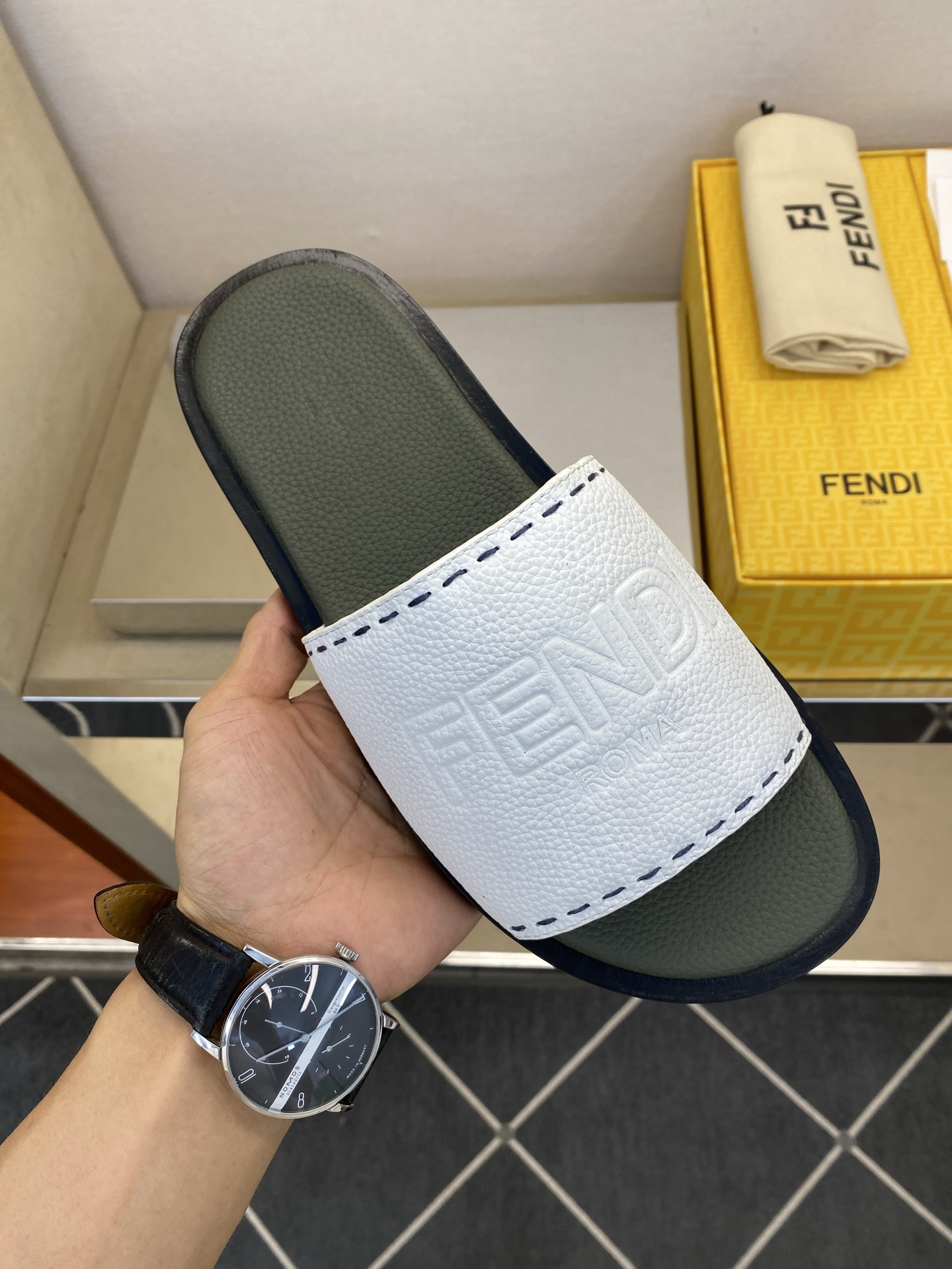 ⚠️【F E N D*】⚠️高品质,顶尖工艺品⚠️男士真皮底拖鞋⚠️正码:39-44,38 45 46订 ⚠️【F E N D*】⚠️高品质,顶尖工艺品⚠️男士真皮底拖鞋⚠️正码:39-44,38 45 46订