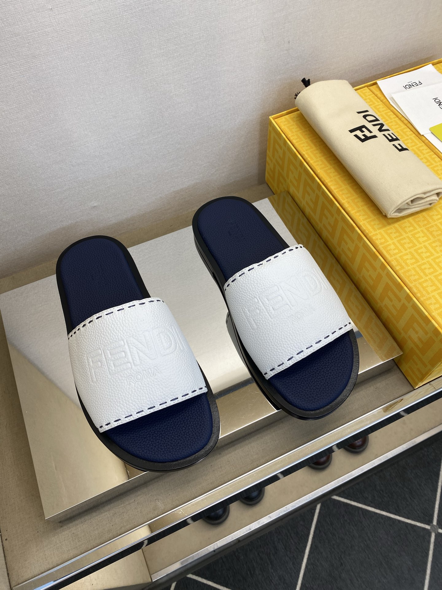 ⚠️【F E N D＊】⚠️高品质，顶尖工艺品⚠️男士真皮底拖鞋⚠️正码：39－44，38 45 46订