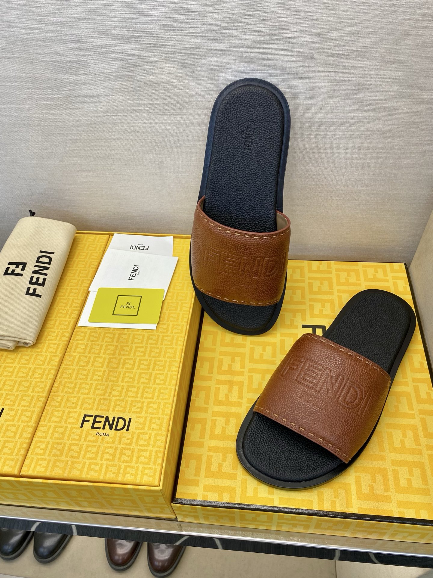 ⚠️【F E N D*】⚠️高品质,顶尖工艺品⚠️男士真皮底拖鞋⚠️正码:39-44,38 45 46订 ⚠️【F E N D*】⚠️高品质,顶尖工艺品⚠️男士真皮底拖鞋⚠️正码:39-44,38 45 46订