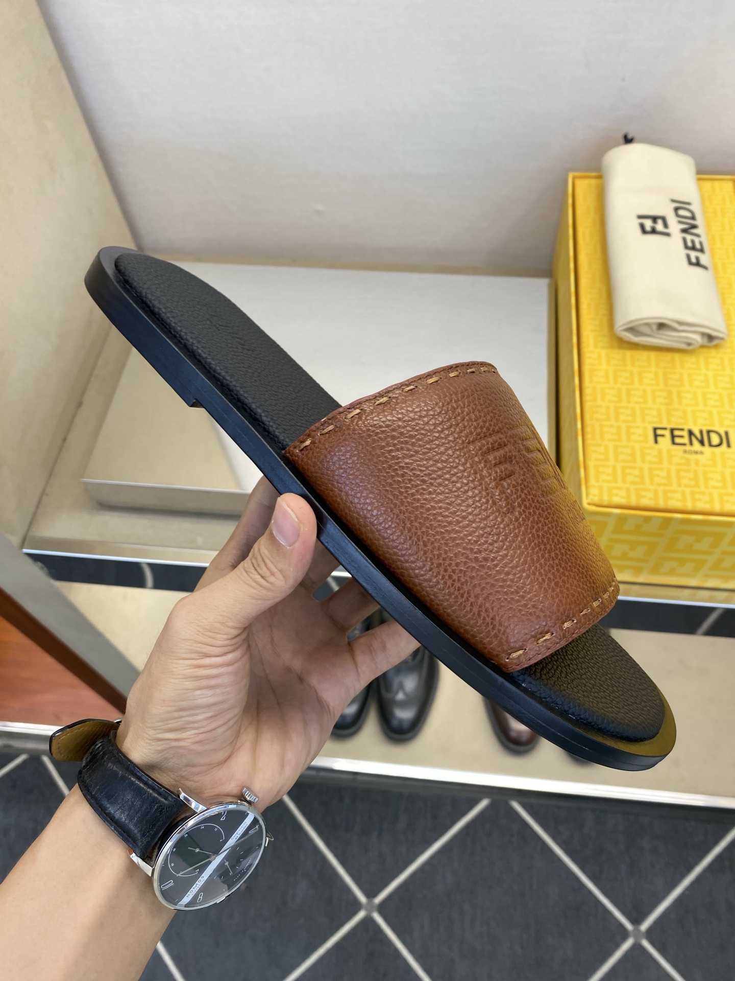 ⚠️【F E N D*】⚠️高品质,顶尖工艺品⚠️男士真皮底拖鞋⚠️正码:39-44,38 45 46订 ⚠️【F E N D*】⚠️高品质,顶尖工艺品⚠️男士真皮底拖鞋⚠️正码:39-44,38 45 46订