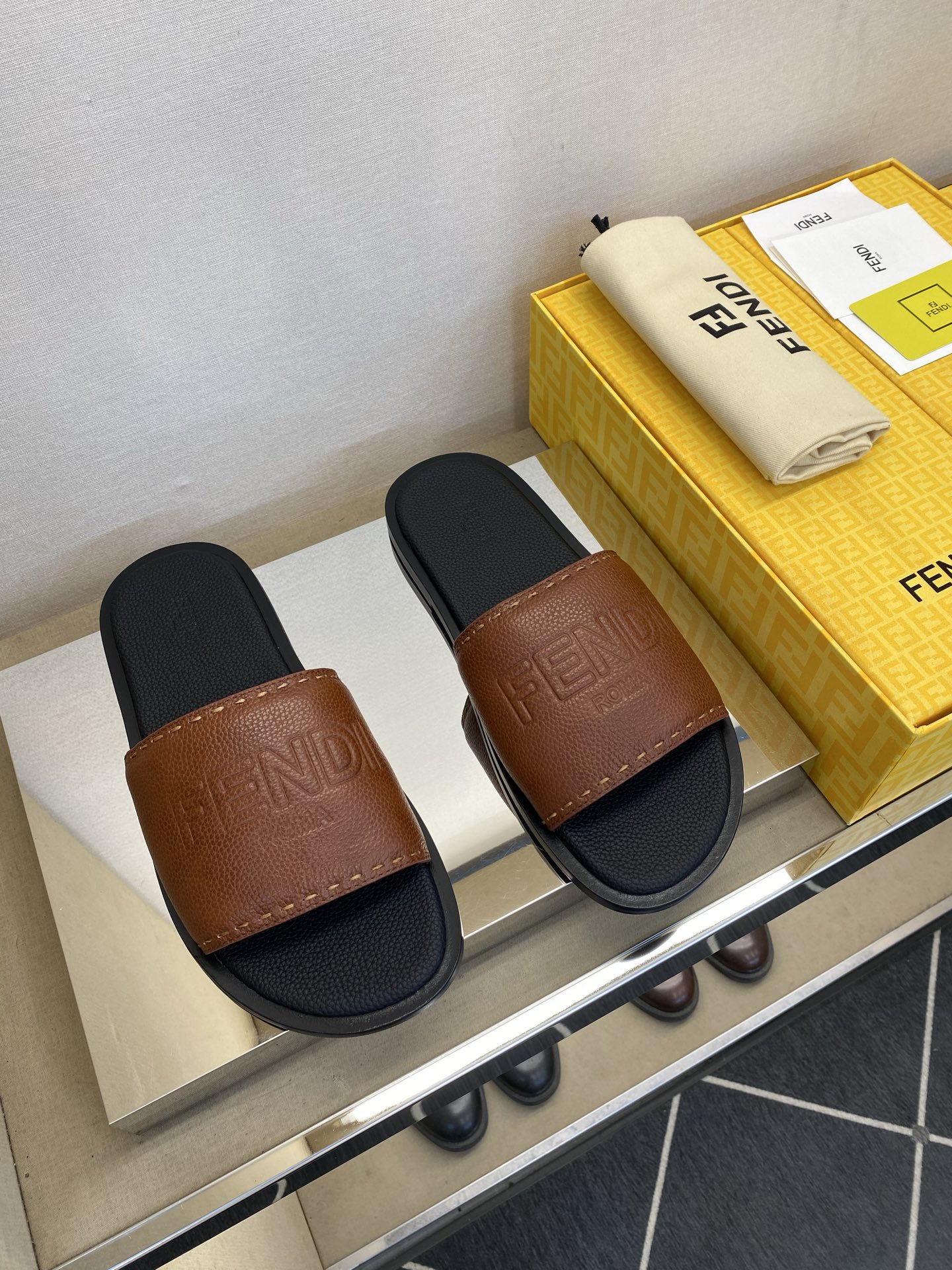 ⚠️【F E N D＊】⚠️高品质，顶尖工艺品⚠️男士真皮底拖鞋⚠️正码：39－44，38 45 46订