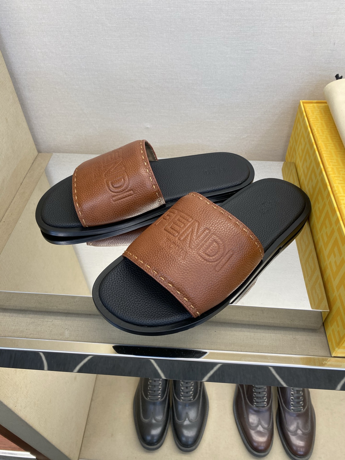 ⚠️【F E N D*】⚠️高品质,顶尖工艺品⚠️男士真皮底拖鞋⚠️正码:39-44,38 45 46订 ⚠️【F E N D*】⚠️高品质,顶尖工艺品⚠️男士真皮底拖鞋⚠️正码:39-44,38 45 46订
