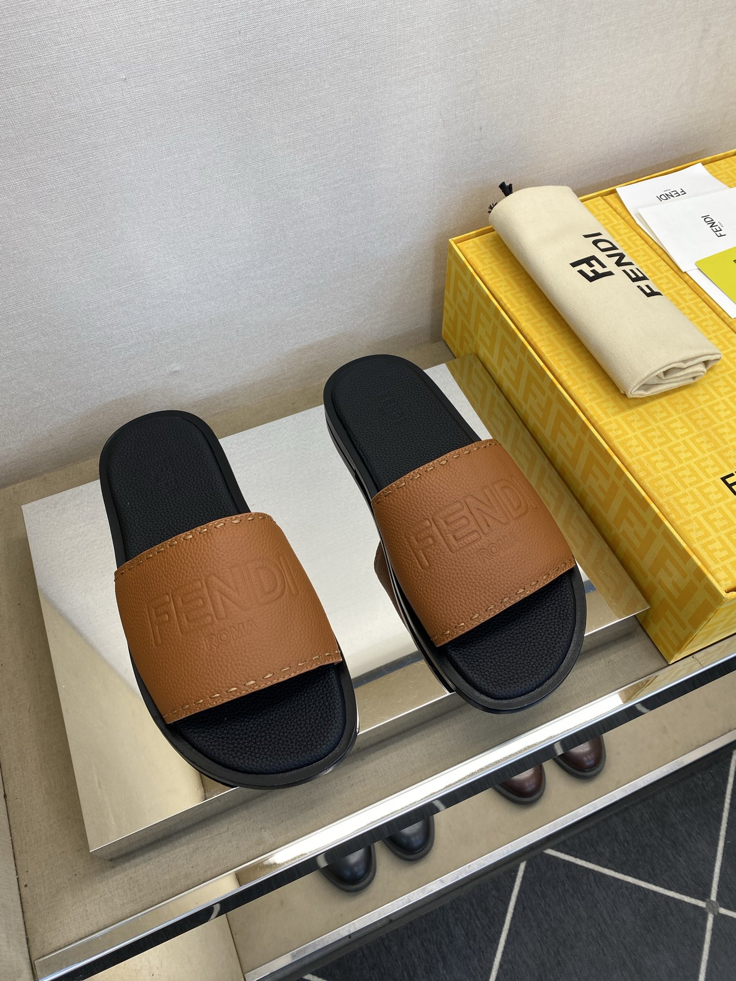 ⚠️【F E N D＊】⚠️高品质，顶尖工艺品⚠️男士真皮底拖鞋⚠️正码：39－44，38 45 46订