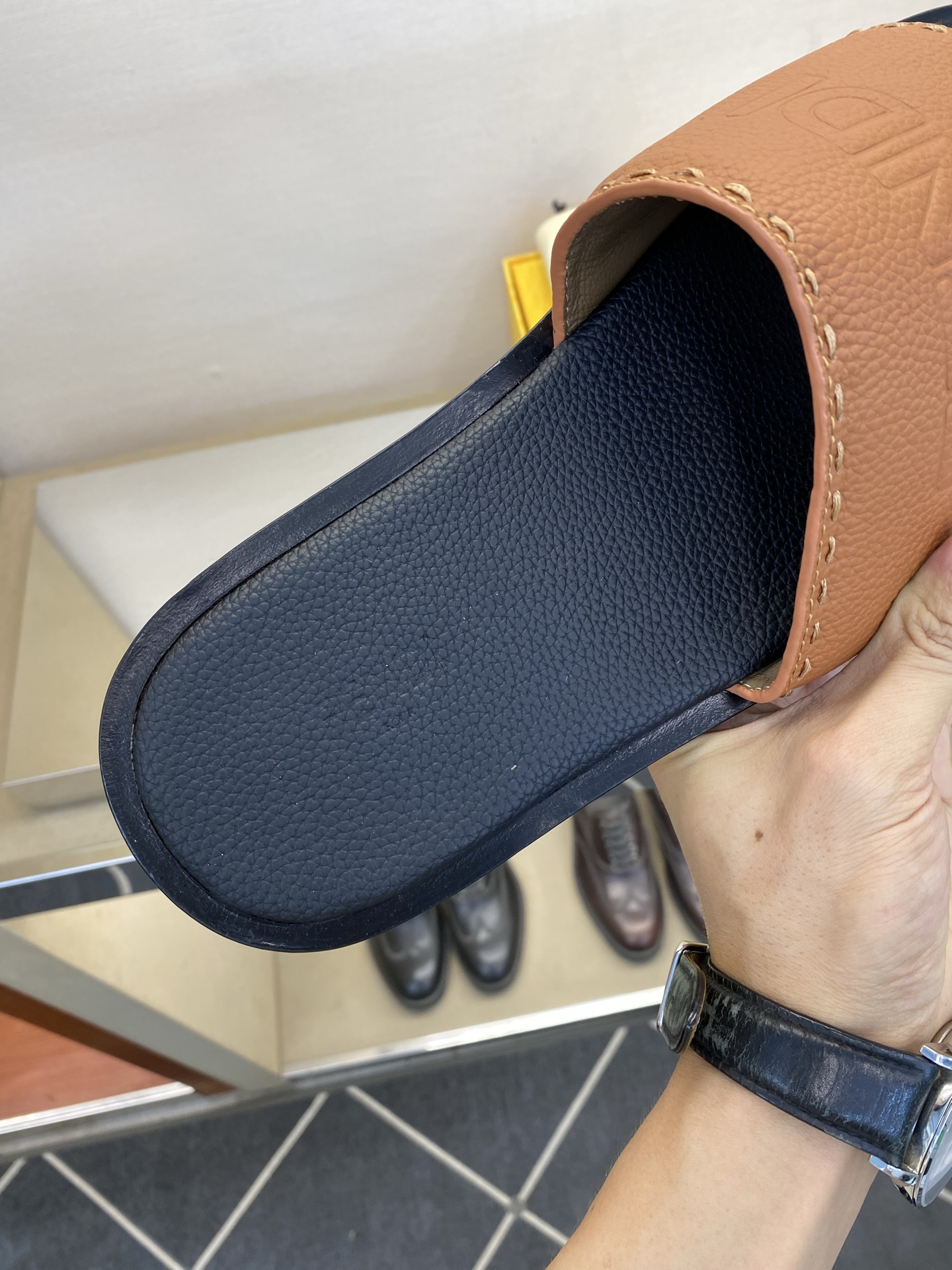 ⚠️【F E N D*】⚠️高品质,顶尖工艺品⚠️男士真皮底拖鞋⚠️正码:39-44,38 45 46订 ⚠️【F E N D*】⚠️高品质,顶尖工艺品⚠️男士真皮底拖鞋⚠️正码:39-44,38 45 46订